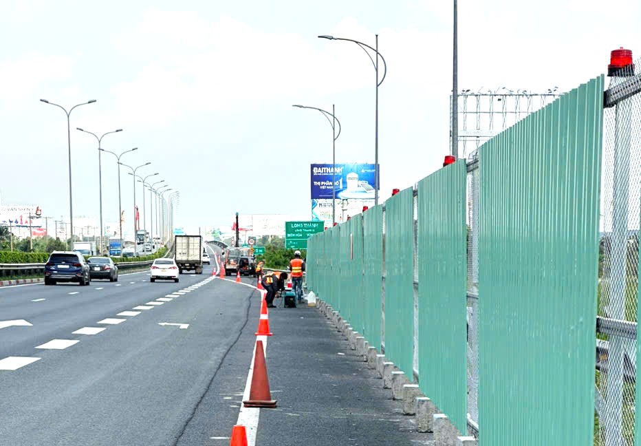 Cận cảnh sà lan "khủng" thi công cầu Long Thành 2 trên cao tốc- Ảnh 11. Cận cảnh sà lan "khủng" thi công cầu Long Thành 2 trên cao tốc- Ảnh 11.