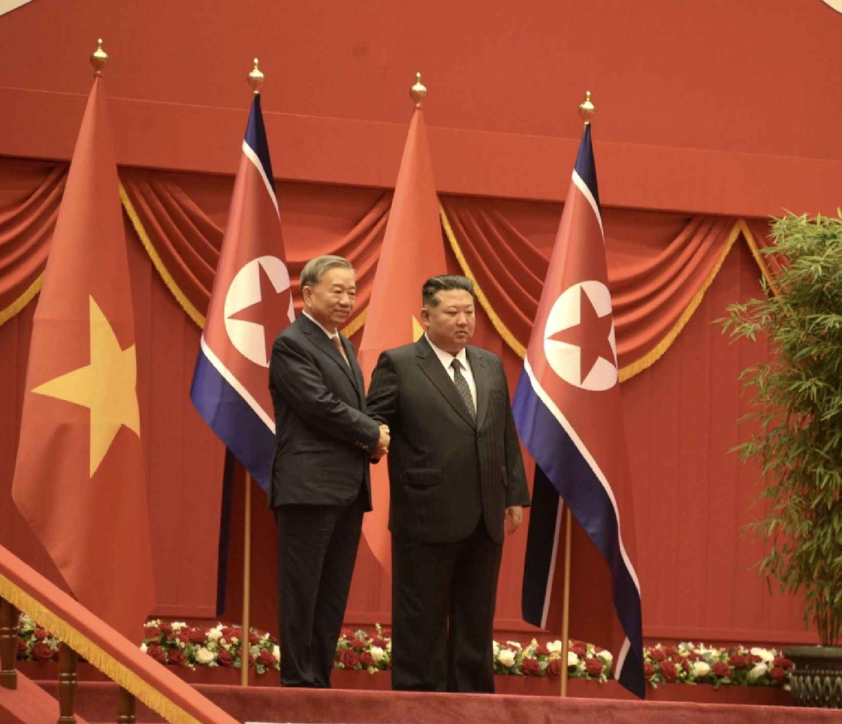 Triều Tiên bắn 21 loạt đại bác, chào mừng Tổng Bí thư Tô Lâm thăm cấp Nhà nước- Ảnh 1. Triều Tiên bắn 21 loạt đại bác, chào mừng Tổng Bí thư Tô Lâm thăm cấp Nhà nước- Ảnh 1.