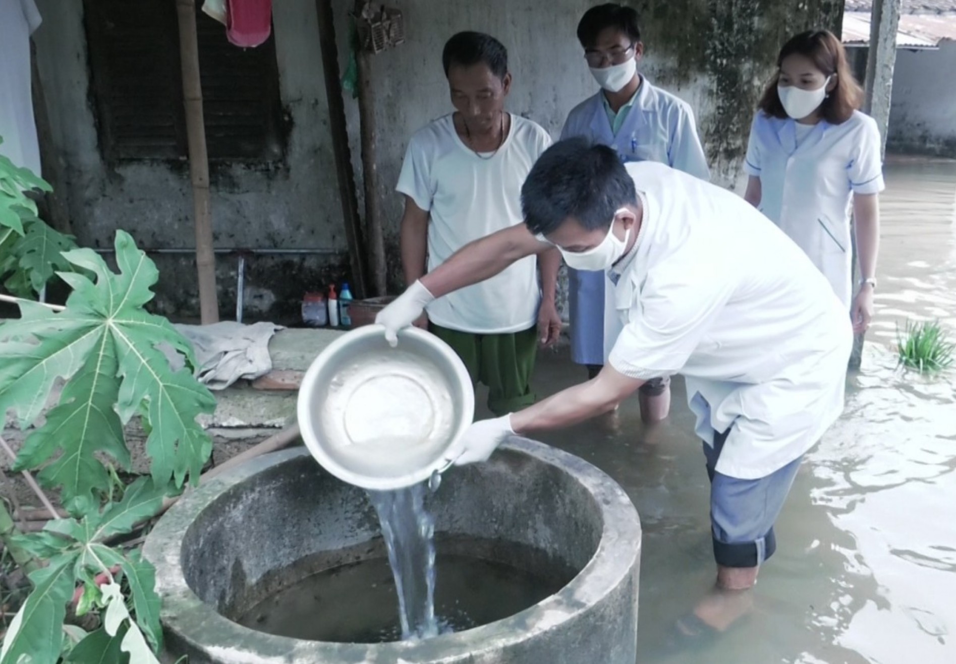 Gi&aacute;m s&aacute;t nguy cơ ngộ độc thực phẩm v&ugrave;ng lũ lụt- Ảnh 3.