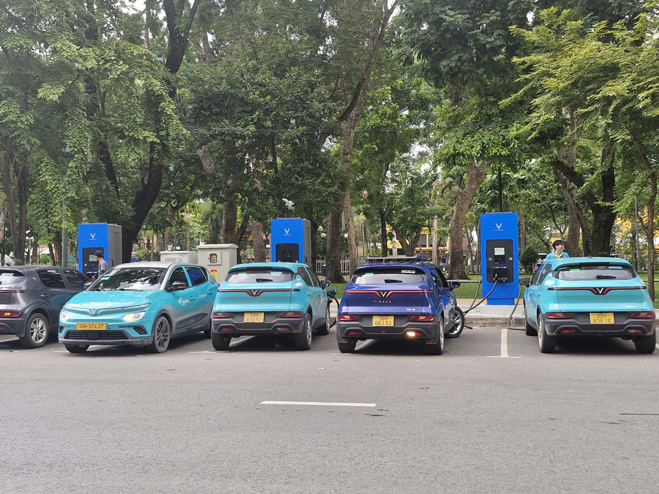 TP.HCM chấp thuận lắp 15 trụ sạc &ocirc; t&ocirc; điện ở trung t&acirc;m, từng bước th&uacute;c đẩy giao th&ocirc;ng xanh- Ảnh 2.