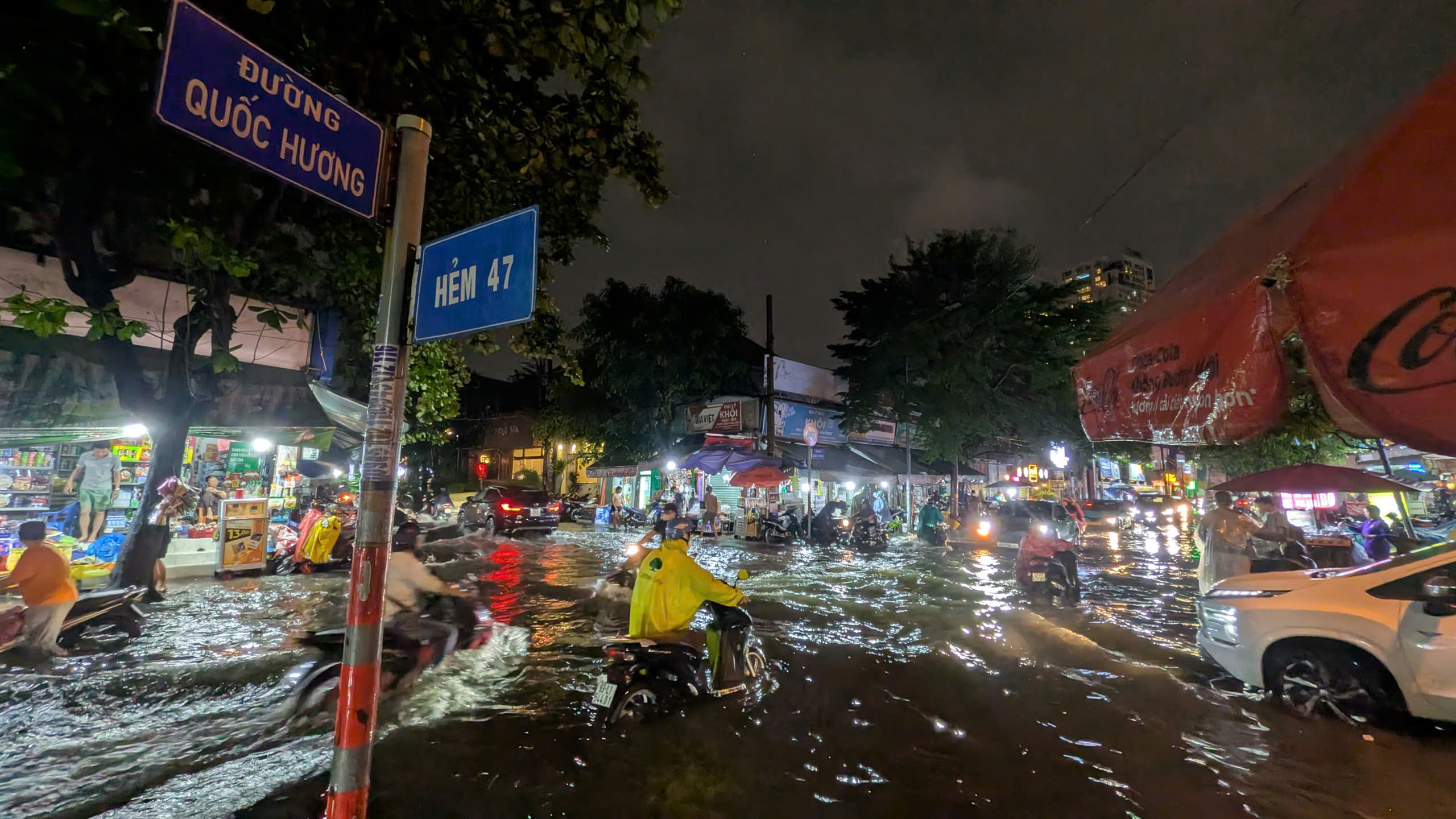 TP.HCM: Mưa lớn li&ecirc;n tiếp, CSGT ứng trực 24/24h hỗ trợ người d&acirc;n v&ugrave;ng ngập- Ảnh 1.