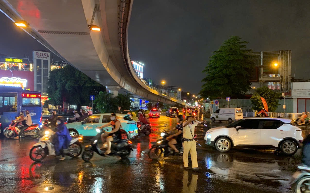 TP.HCM: Mưa xối xả khiến nhiều rốn ngập thành sông, người dân vật vã di chuyển- Ảnh 10. TP.HCM: Mưa lớn liên tiếp, CSGT ứng trực 24/24h hỗ trợ người dân vùng ngập