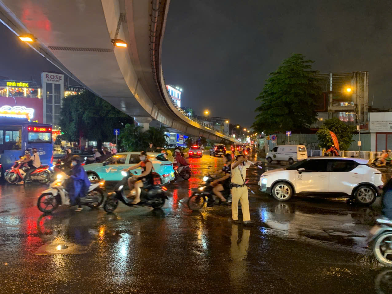 TP.HCM: Mưa lớn li&ecirc;n tiếp, CSGT ứng trực 24/24h hỗ trợ người d&acirc;n v&ugrave;ng ngập- Ảnh 3.