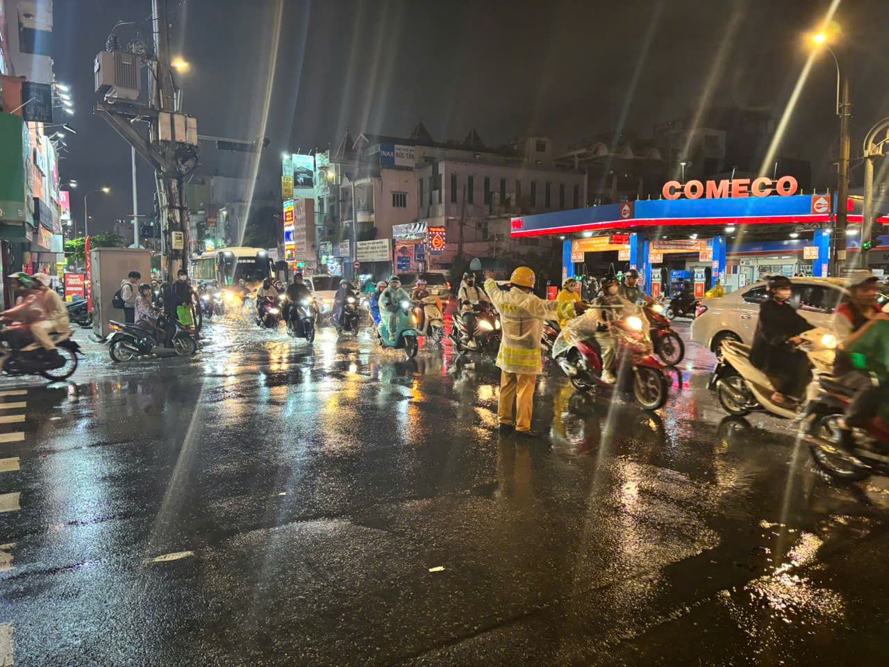 TP.HCM: Mưa lớn li&ecirc;n tiếp, CSGT ứng trực 24/24h hỗ trợ người d&acirc;n v&ugrave;ng ngập- Ảnh 2.