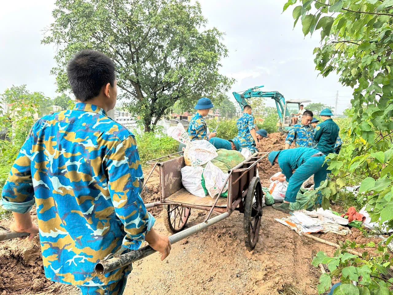 H&agrave; Nội: Thức xuy&ecirc;n đ&ecirc;m giữ đ&ecirc;, bảo vệ d&acirc;n khi lũ s&ocirc;ng Cầu bủa v&acirc;y- Ảnh 15.