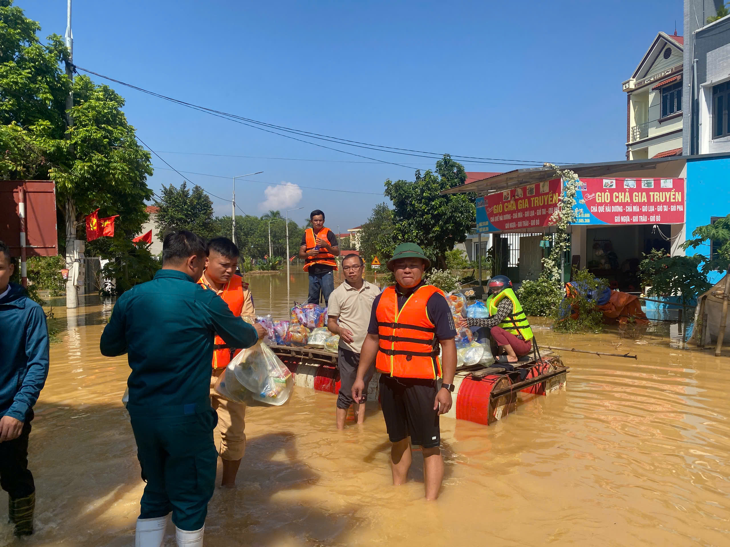 CSGT đường thủy vượt lũ nỗ lực giúp đỡ người dân vùng "rốn lụt" Bắc Ninh, Lạng Sơn- Ảnh 4. CSGT đường thủy vượt lũ nỗ lực giúp đỡ người dân vùng "rốn lụt" Bắc Ninh, Lạng Sơn- Ảnh 4.