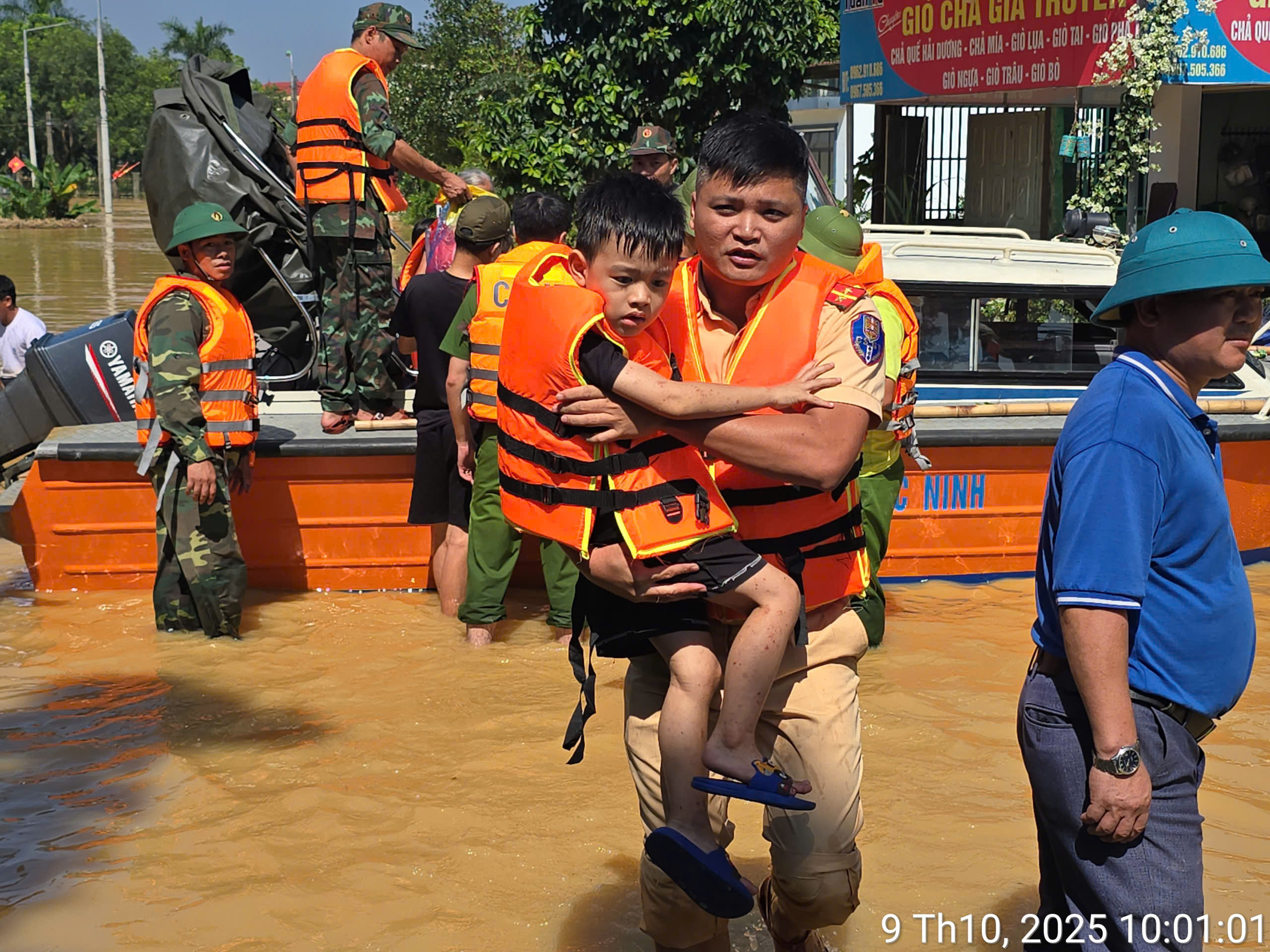 CSGT đường thủy vượt lũ nỗ lực giúp đỡ người dân vùng "rốn lụt" Bắc Ninh, Lạng Sơn- Ảnh 5. CSGT đường thủy vượt lũ nỗ lực giúp đỡ người dân vùng "rốn lụt" Bắc Ninh, Lạng Sơn- Ảnh 5.