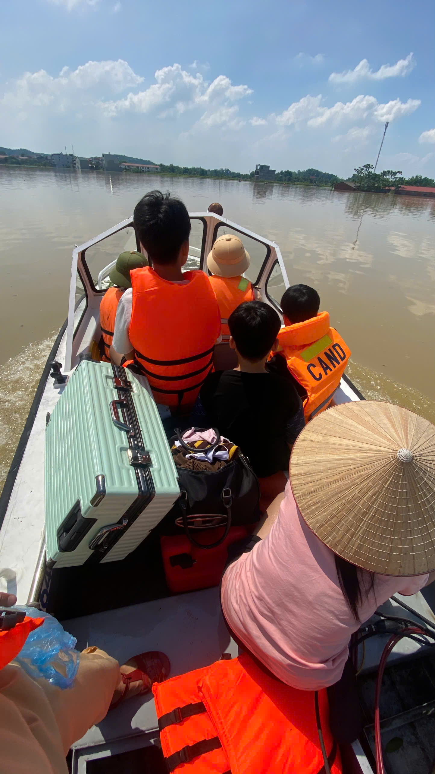 CSGT đường thủy vượt lũ nỗ lực giúp đỡ người dân vùng "rốn lụt" Bắc Ninh, Lạng Sơn- Ảnh 6. CSGT đường thủy vượt lũ nỗ lực giúp đỡ người dân vùng "rốn lụt" Bắc Ninh, Lạng Sơn- Ảnh 6.