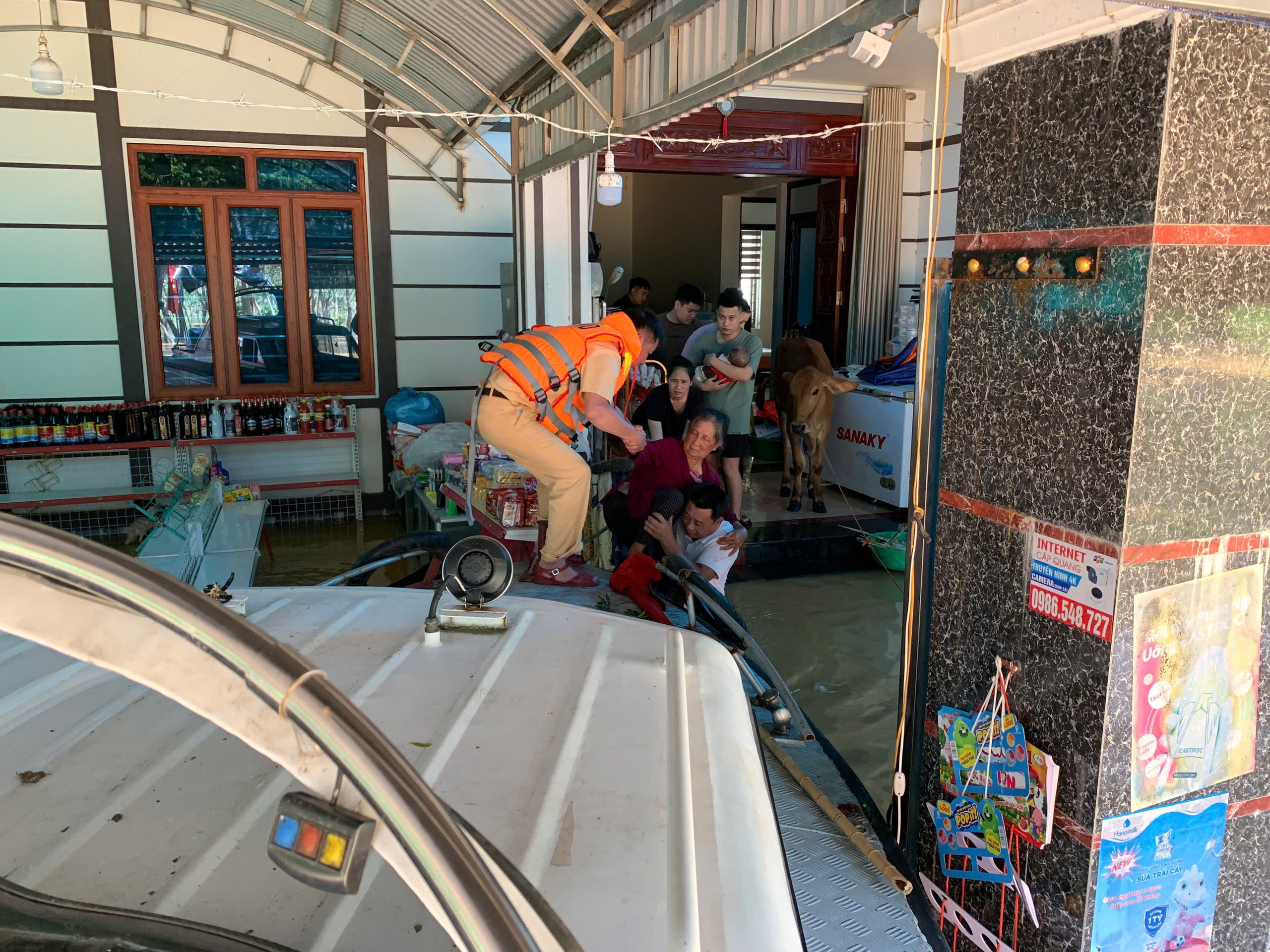 CSGT đường thủy vượt lũ nỗ lực giúp đỡ người dân vùng "rốn lụt" Bắc Ninh, Lạng Sơn- Ảnh 10. CSGT đường thủy vượt lũ nỗ lực giúp đỡ người dân vùng "rốn lụt" Bắc Ninh, Lạng Sơn- Ảnh 10.