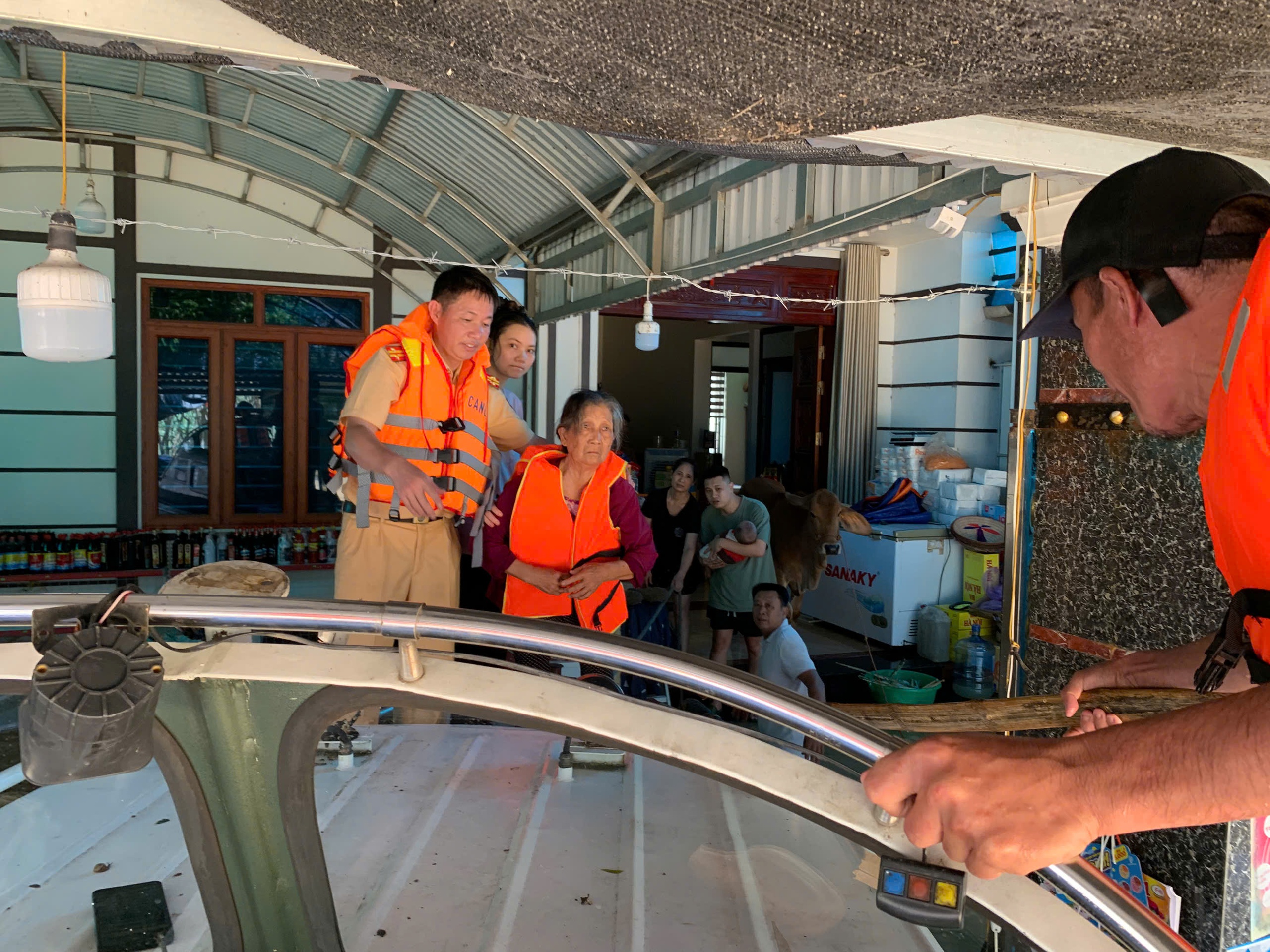 CSGT đường thủy vượt lũ nỗ lực giúp đỡ người dân vùng "rốn lụt" Bắc Ninh, Lạng Sơn- Ảnh 11. CSGT đường thủy vượt lũ nỗ lực giúp đỡ người dân vùng "rốn lụt" Bắc Ninh, Lạng Sơn- Ảnh 11.