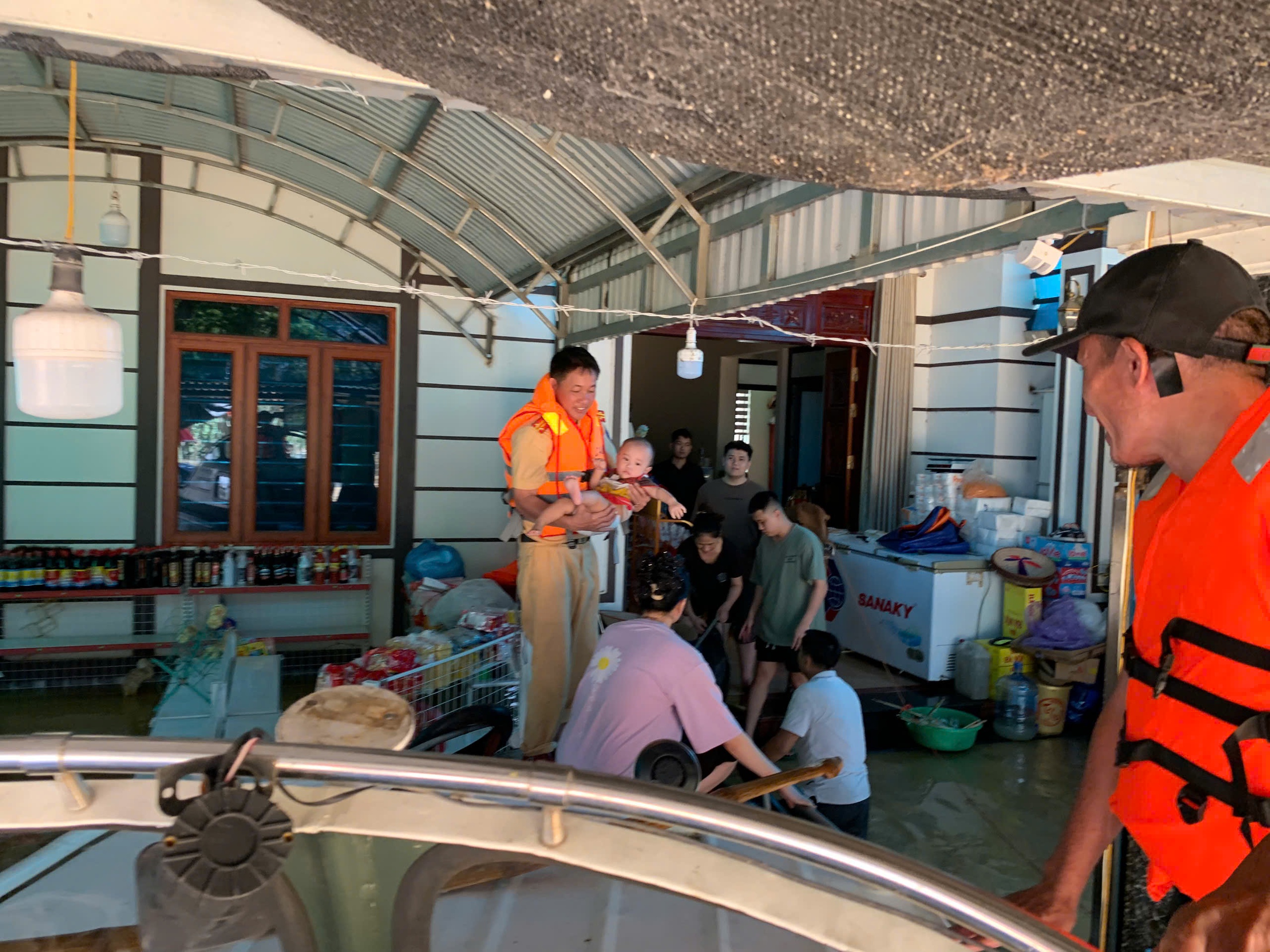 CSGT đường thủy vượt lũ nỗ lực giúp đỡ người dân vùng "rốn lụt" Bắc Ninh, Lạng Sơn- Ảnh 12. CSGT đường thủy vượt lũ nỗ lực giúp đỡ người dân vùng "rốn lụt" Bắc Ninh, Lạng Sơn- Ảnh 12.