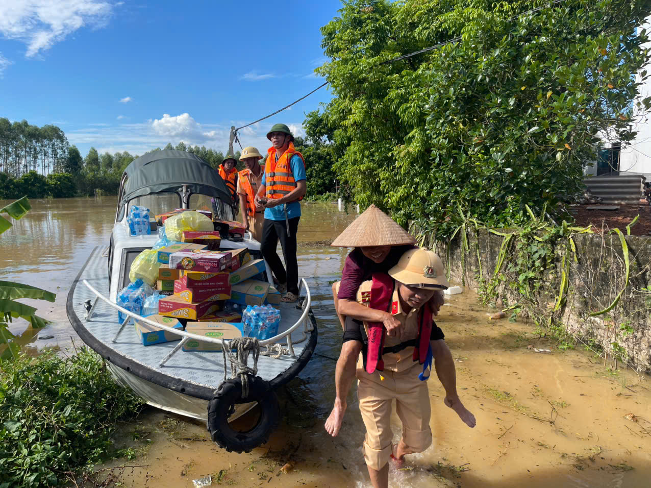 CSGT đường thủy vượt lũ nỗ lực giúp đỡ người dân vùng "rốn lụt" Bắc Ninh, Lạng Sơn- Ảnh 3. CSGT đường thủy vượt lũ nỗ lực giúp đỡ người dân vùng "rốn lụt" Bắc Ninh, Lạng Sơn- Ảnh 3.