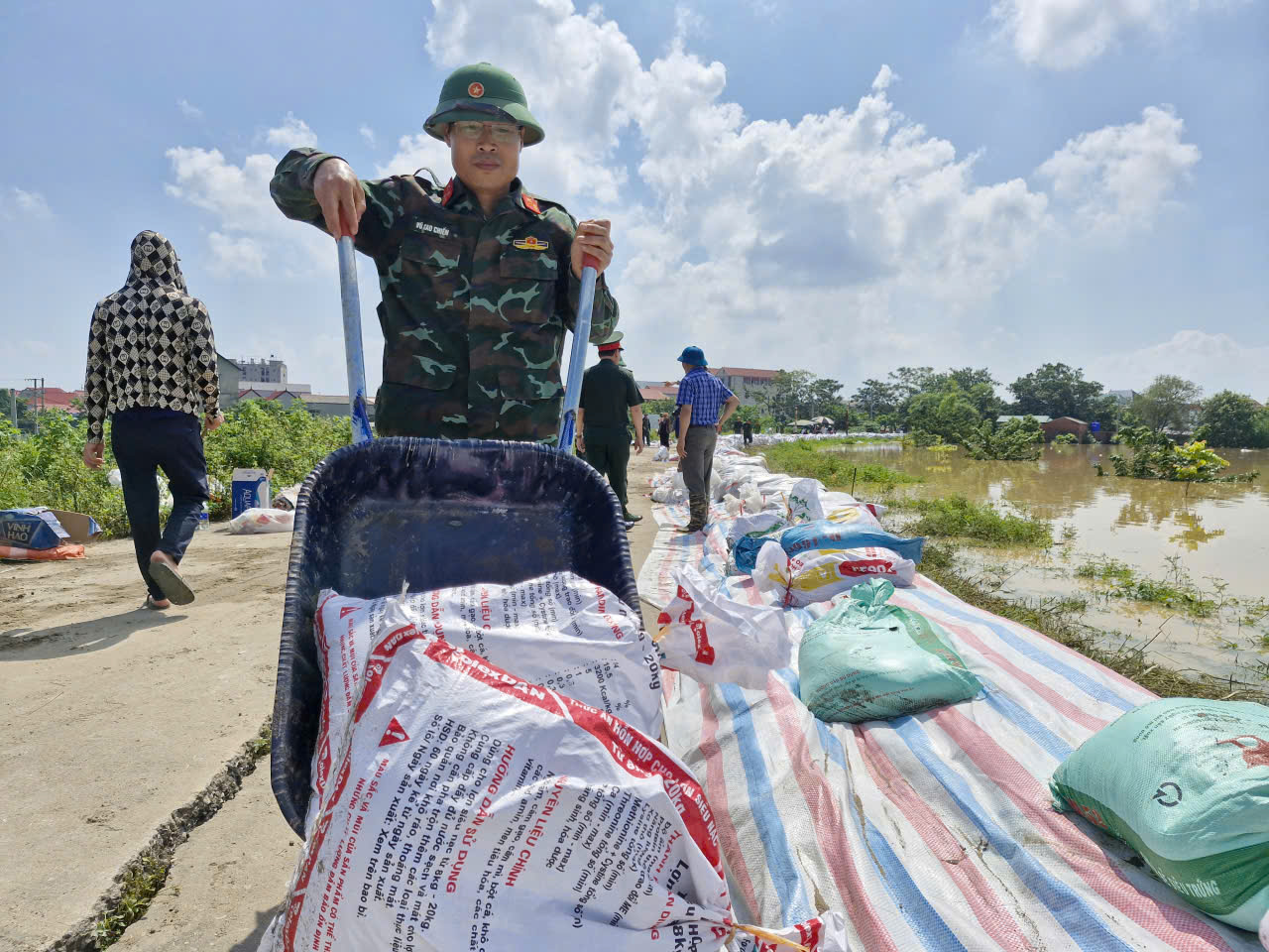 Huy động qu&acirc;n đội hộ đ&ecirc;, khẩn cấp ngăn lũ tr&agrave;n v&agrave;o khu c&ocirc;ng nghiệp ở Bắc Ninh- Ảnh 11.
