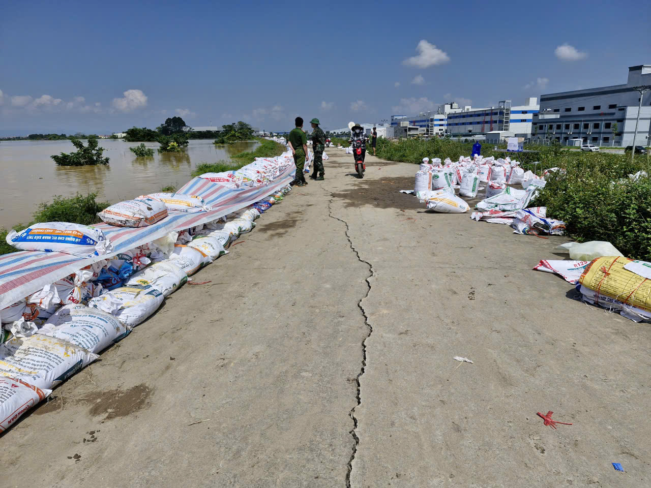 Huy động qu&acirc;n đội hộ đ&ecirc;, khẩn cấp ngăn lũ tr&agrave;n v&agrave;o khu c&ocirc;ng nghiệp ở Bắc Ninh- Ảnh 5.