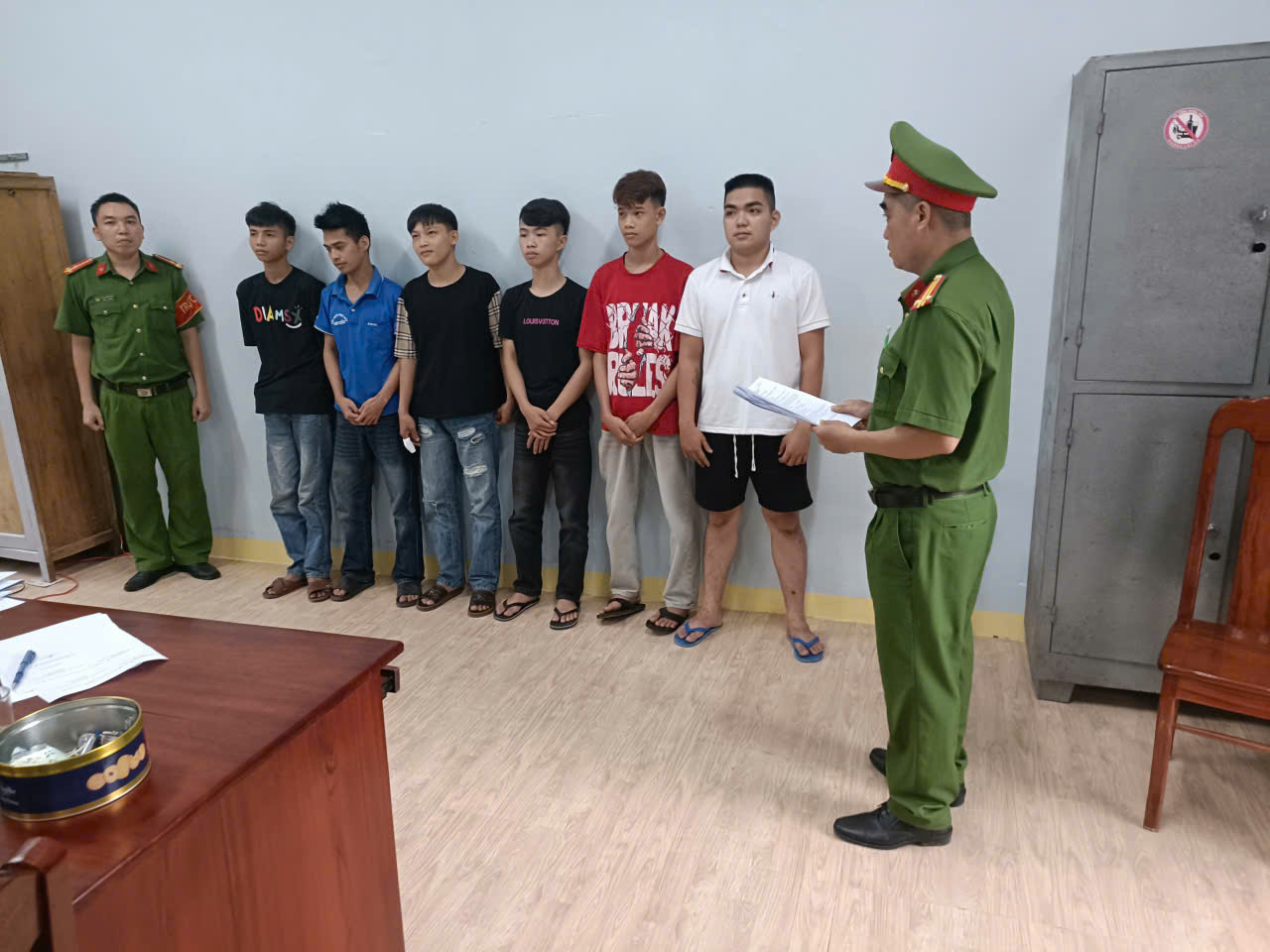 Bắt giam nh&oacute;m 6 đối tượng v&ocirc; cớ d&ugrave;ng dao ch&eacute;m người đi đường- Ảnh 1.