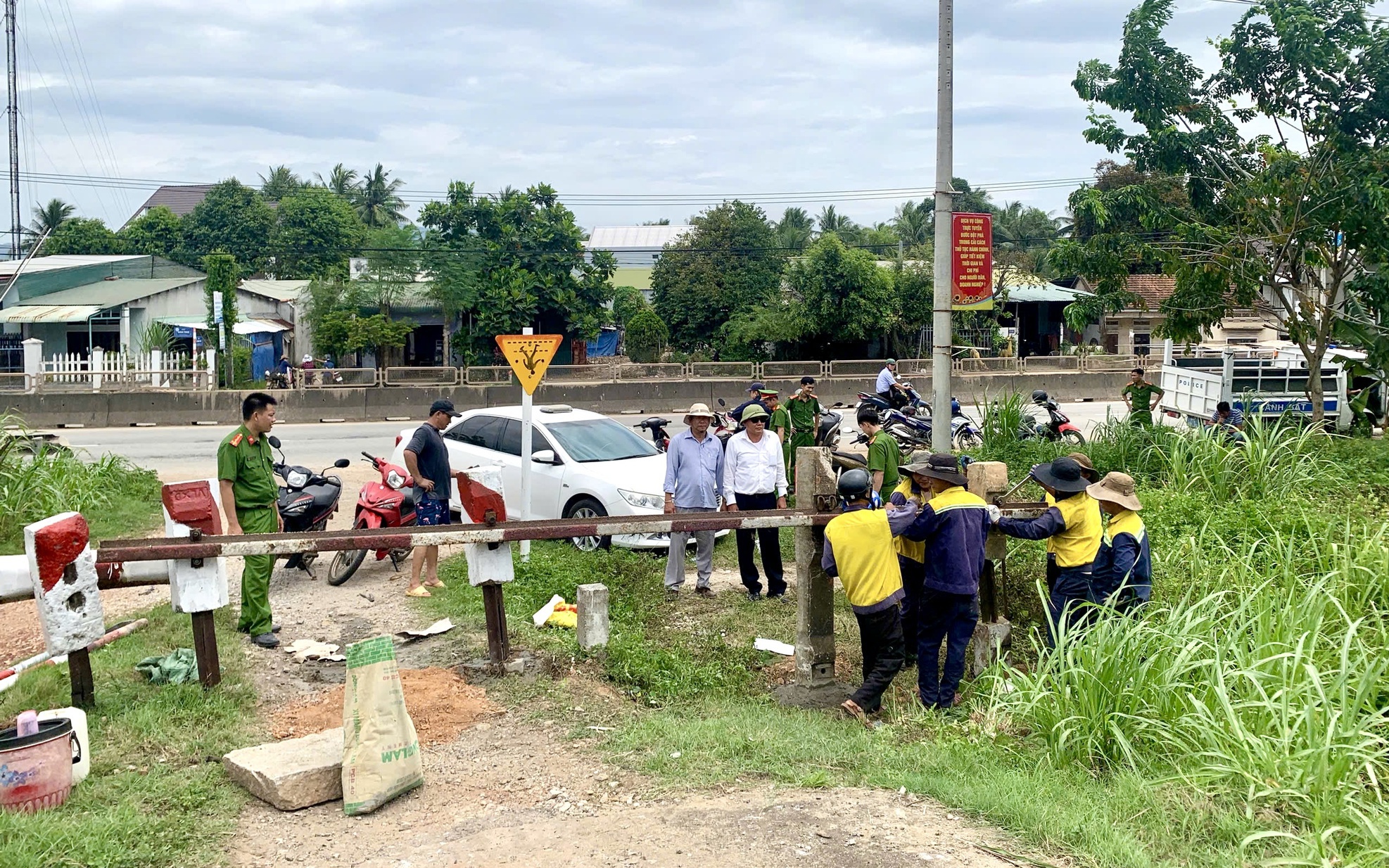 Lâm Đồng siết chặt an toàn đường sắt, xóa dứt điểm lối đi tự mở- Ảnh 3. Gia Lai: Bảo đảm an toàn tại các lối đi tự mở băng qua đường sắt