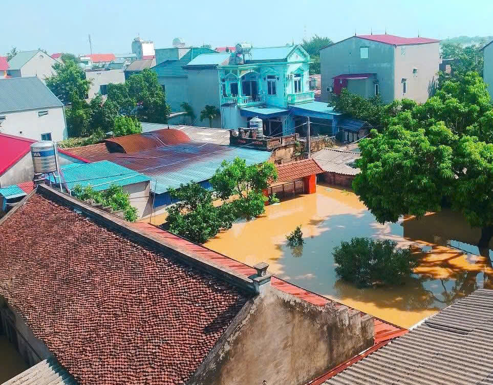 H&agrave; Nội: Thức xuy&ecirc;n đ&ecirc;m giữ đ&ecirc;, bảo vệ d&acirc;n khi lũ s&ocirc;ng Cầu bủa v&acirc;y- Ảnh 9.