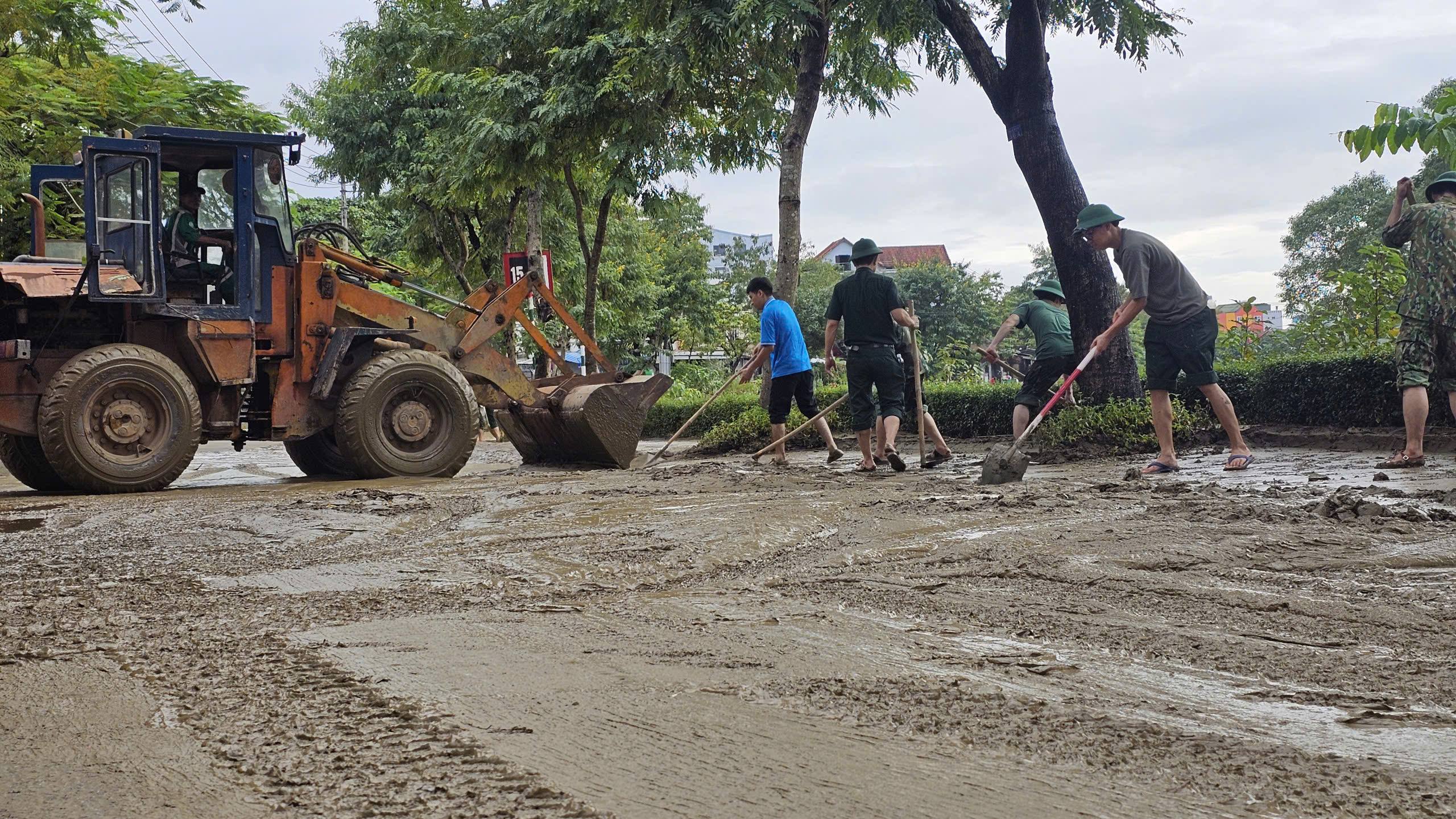 Hơn 8.000 người dọn dẹp b&ugrave;n đất, r&aacute;c thải, khắc phục hậu quả trận lũ lịch sử ở Huế- Ảnh 1.