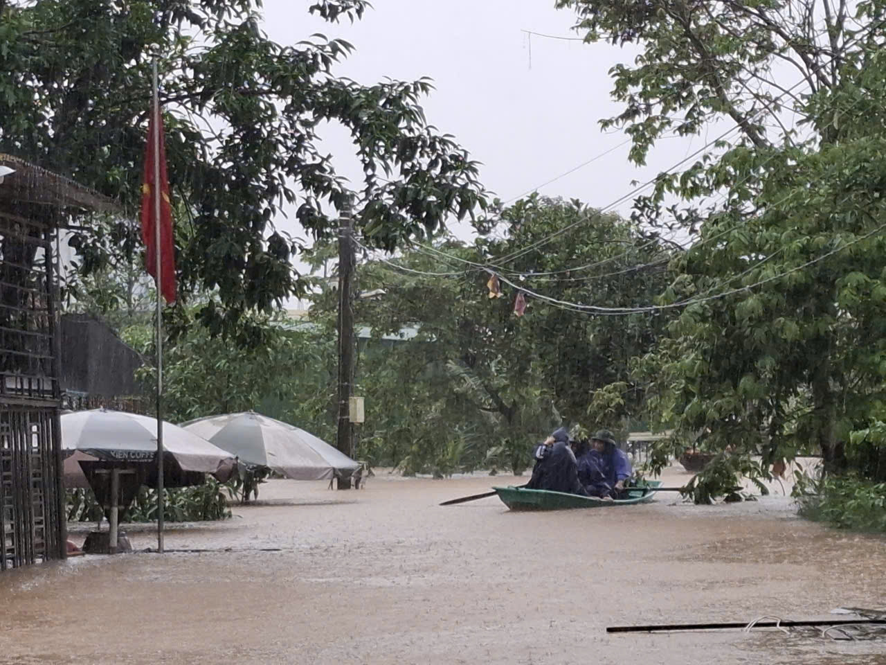 Mưa lũ bủa v&acirc;y v&ugrave;ng hạ du hồ Kẻ Gỗ, nhiều th&ocirc;n ngập s&acirc;u- Ảnh 1.