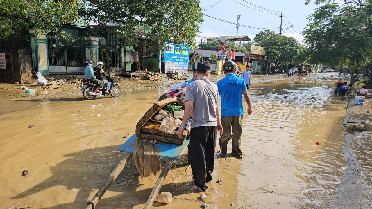Hơn 8.000 người dọn dẹp b&ugrave;n đất, r&aacute;c thải, khắc phục hậu quả trận lũ lịch sử ở Huế- Ảnh 10.