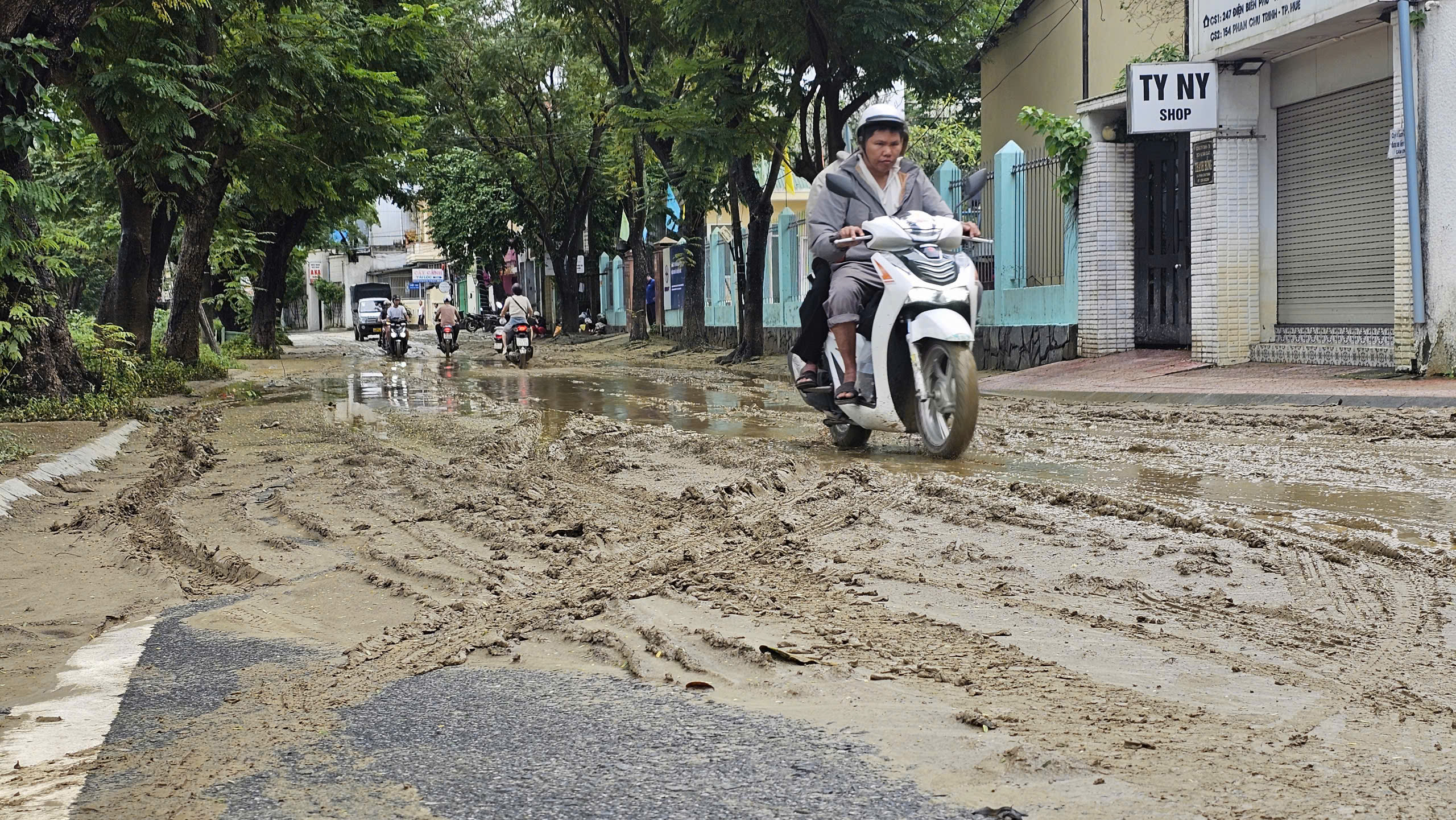 Hơn 8.000 người dọn dẹp b&ugrave;n đất, r&aacute;c thải, khắc phục hậu quả trận lũ lịch sử ở Huế- Ảnh 13.