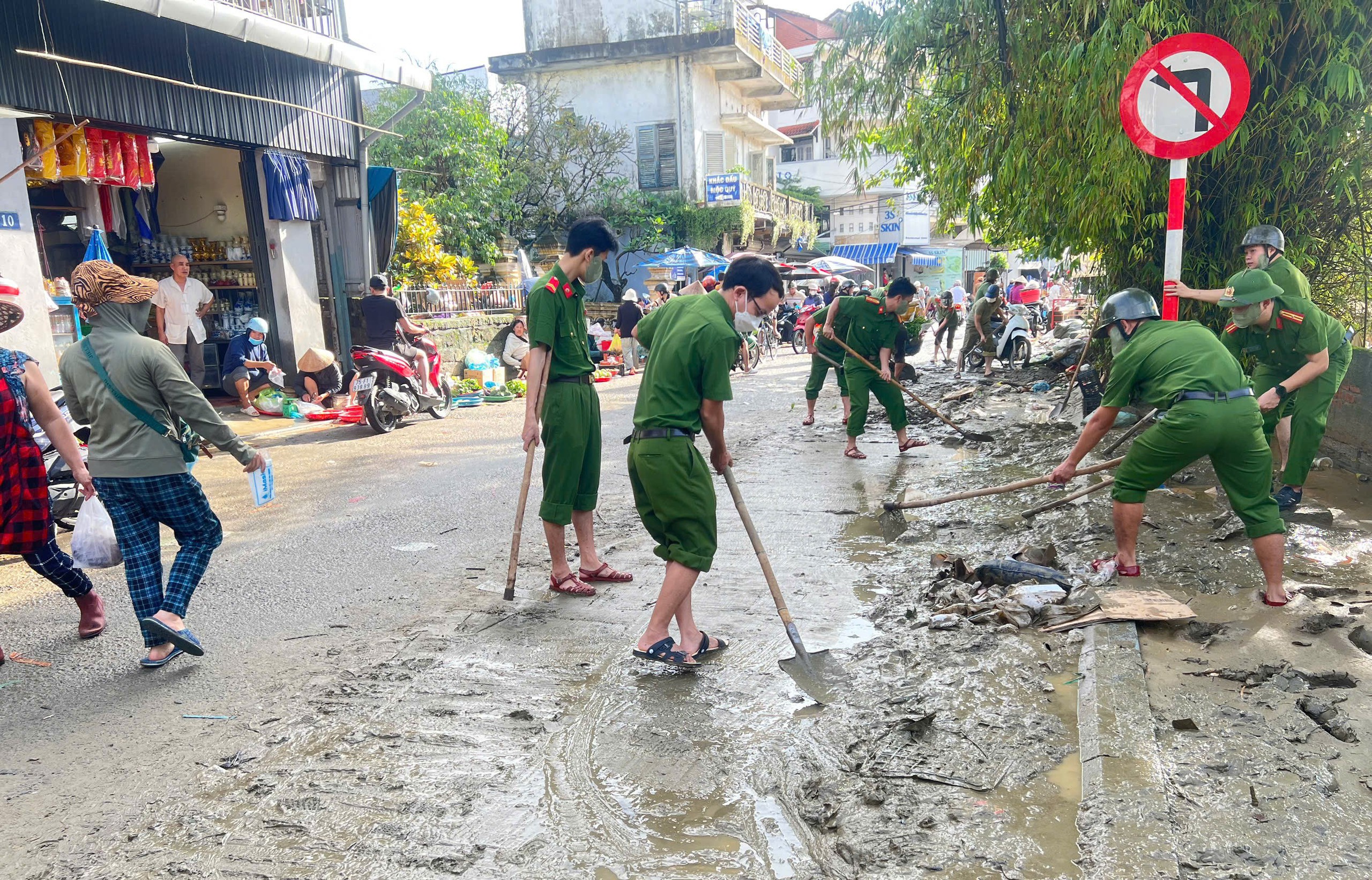 Hơn 8.000 người dọn dẹp b&ugrave;n đất, r&aacute;c thải, khắc phục hậu quả trận lũ lịch sử ở Huế- Ảnh 12.