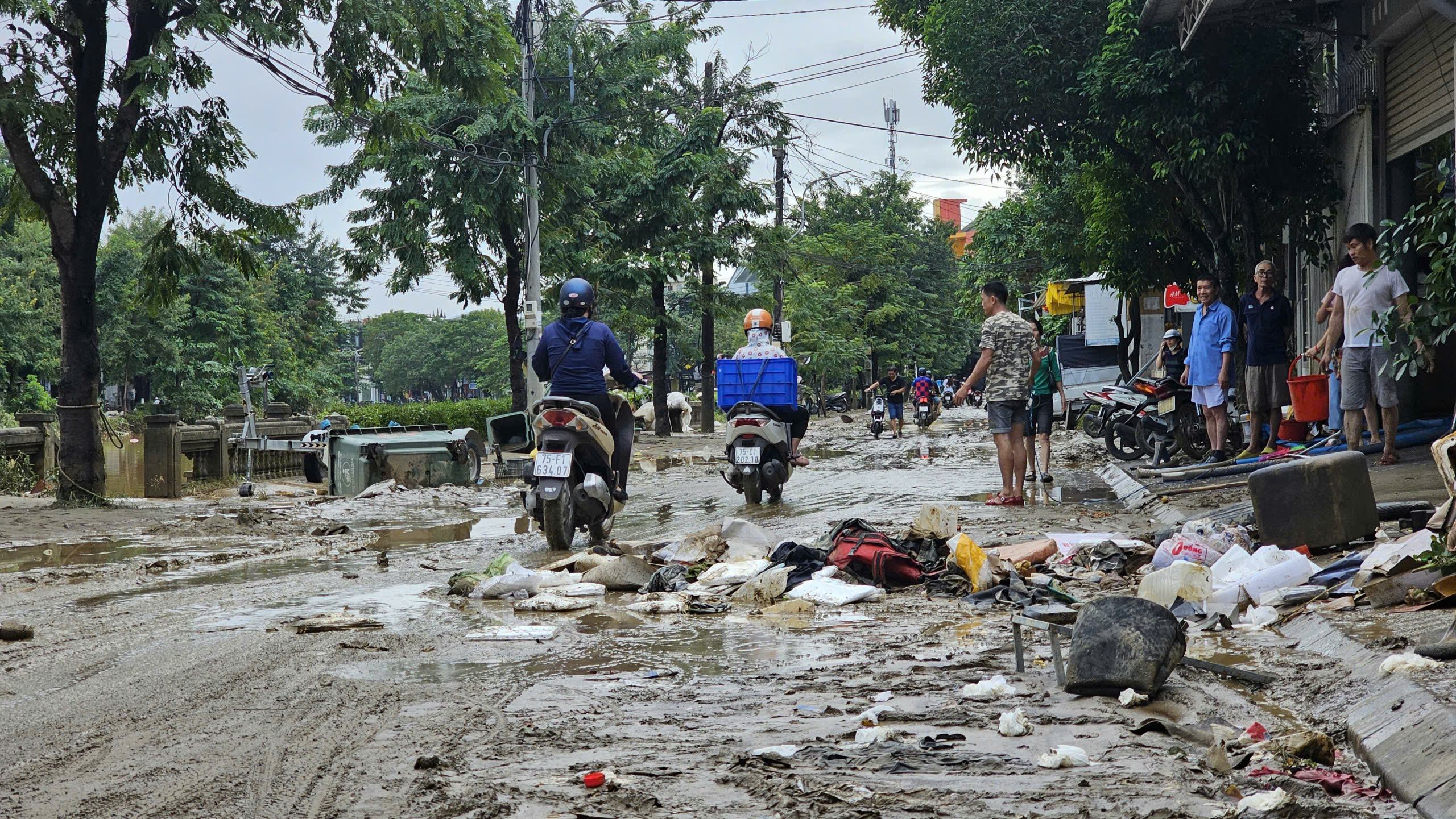 Hơn 8.000 người dọn dẹp b&ugrave;n đất, r&aacute;c thải, khắc phục hậu quả trận lũ lịch sử ở Huế- Ảnh 2.
