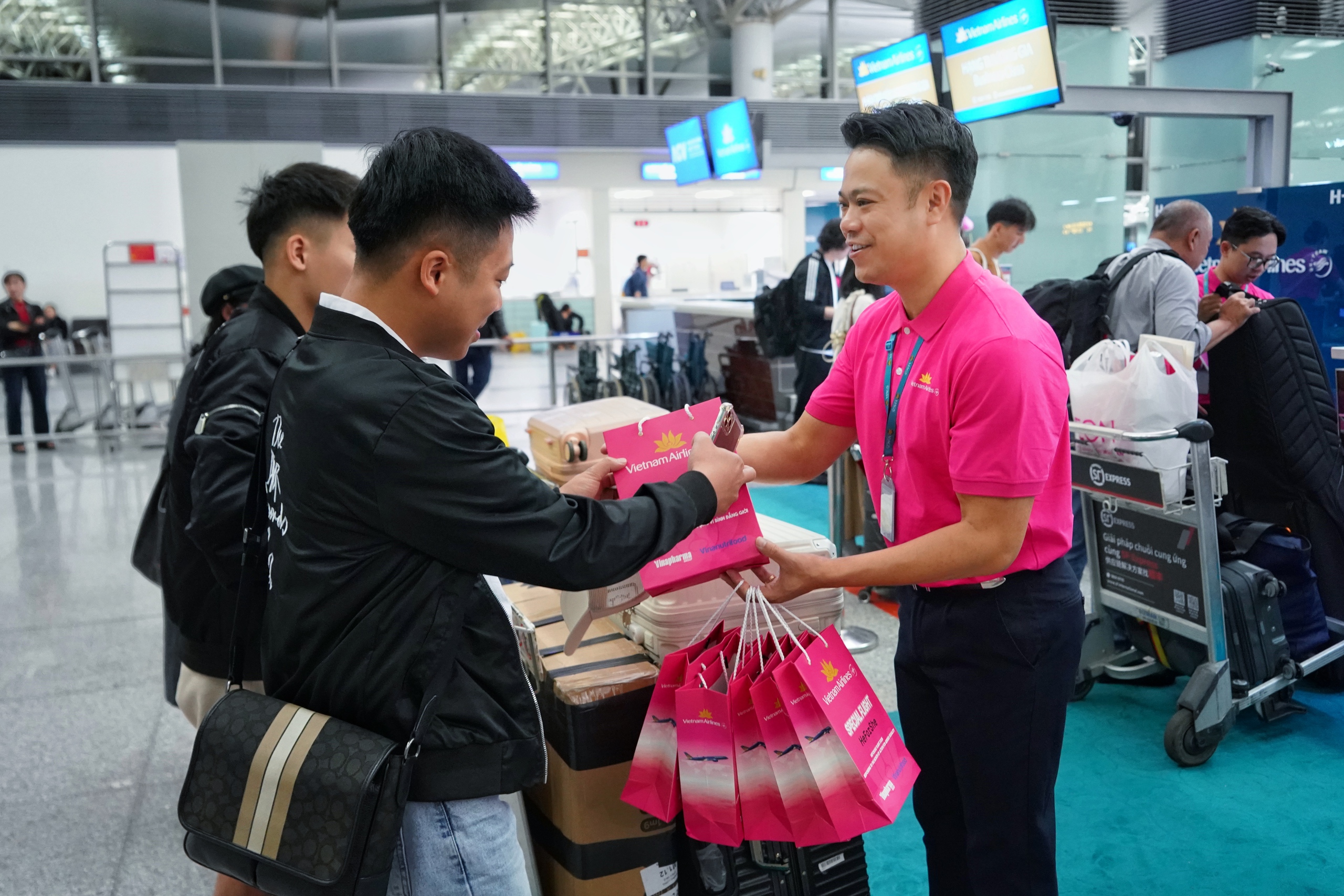 Chuyến bay sắc hồng lan tỏa th&ocirc;ng điệp b&igrave;nh đẳng giới- Ảnh 2.