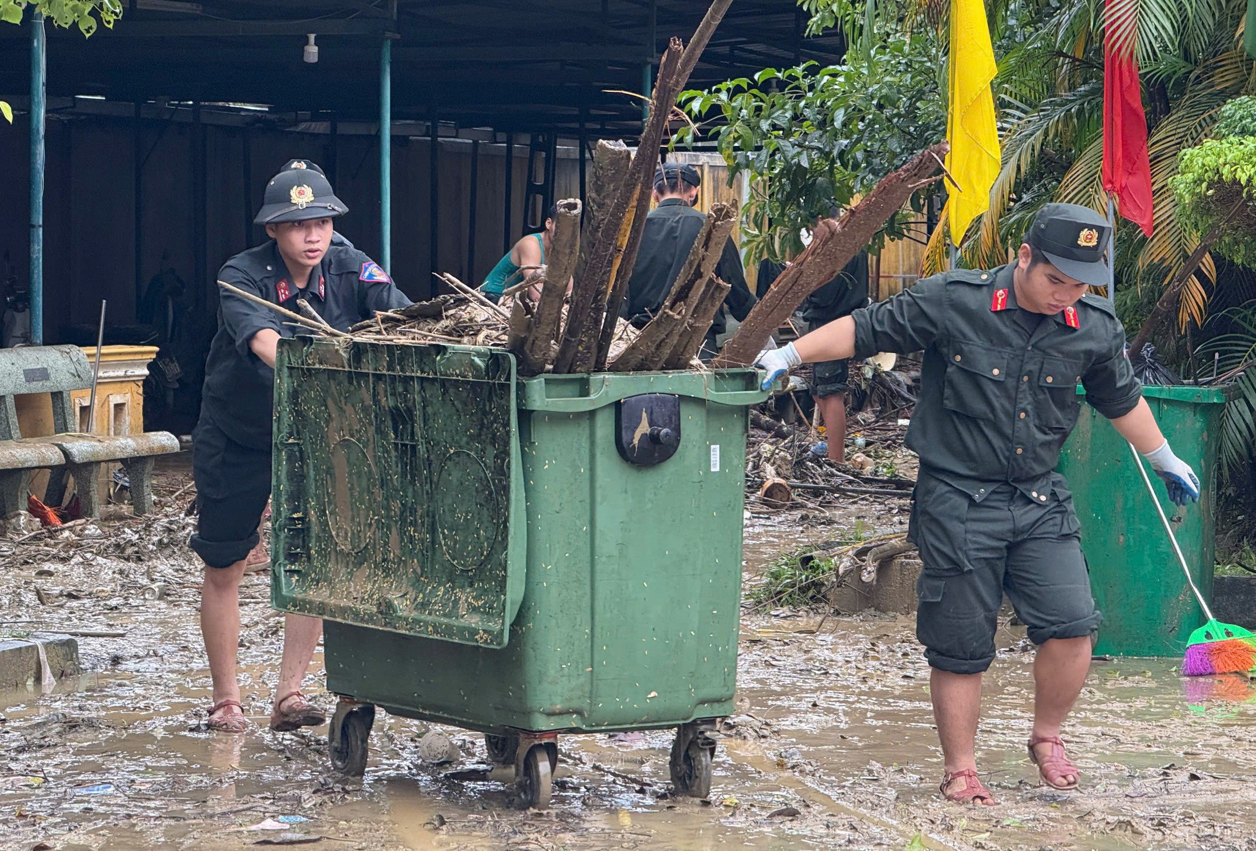 Hơn 8.000 người dọn dẹp b&ugrave;n đất, r&aacute;c thải, khắc phục hậu quả trận lũ lịch sử ở Huế- Ảnh 3.