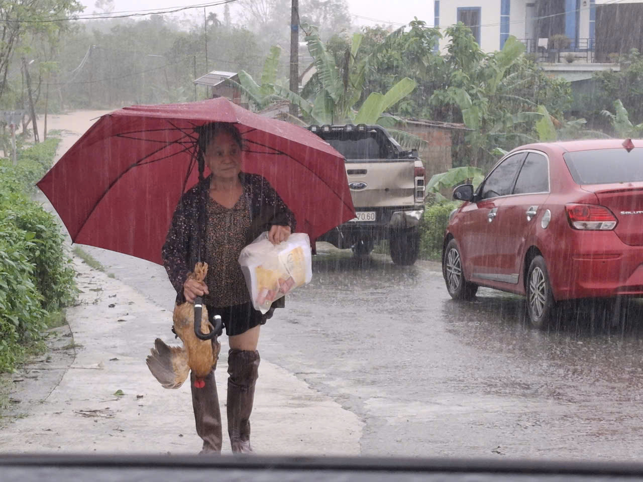 Mưa lũ bủa v&acirc;y v&ugrave;ng hạ du hồ Kẻ Gỗ, nhiều th&ocirc;n ngập s&acirc;u- Ảnh 2.