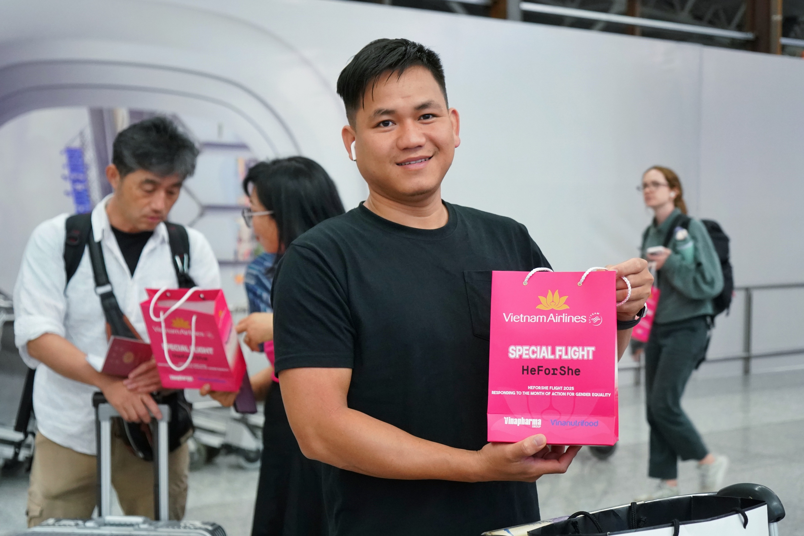 Chuyến bay sắc hồng lan tỏa th&ocirc;ng điệp b&igrave;nh đẳng giới- Ảnh 3.