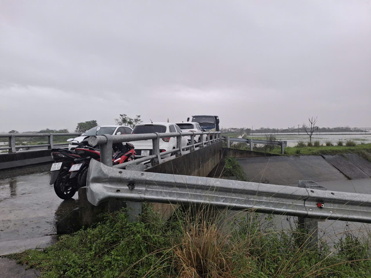 Mưa lũ bủa v&acirc;y v&ugrave;ng hạ du hồ Kẻ Gỗ, nhiều th&ocirc;n ngập s&acirc;u- Ảnh 3.