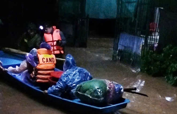 Mưa lũ bủa v&acirc;y v&ugrave;ng hạ du hồ Kẻ Gỗ, nhiều th&ocirc;n ngập s&acirc;u- Ảnh 4.