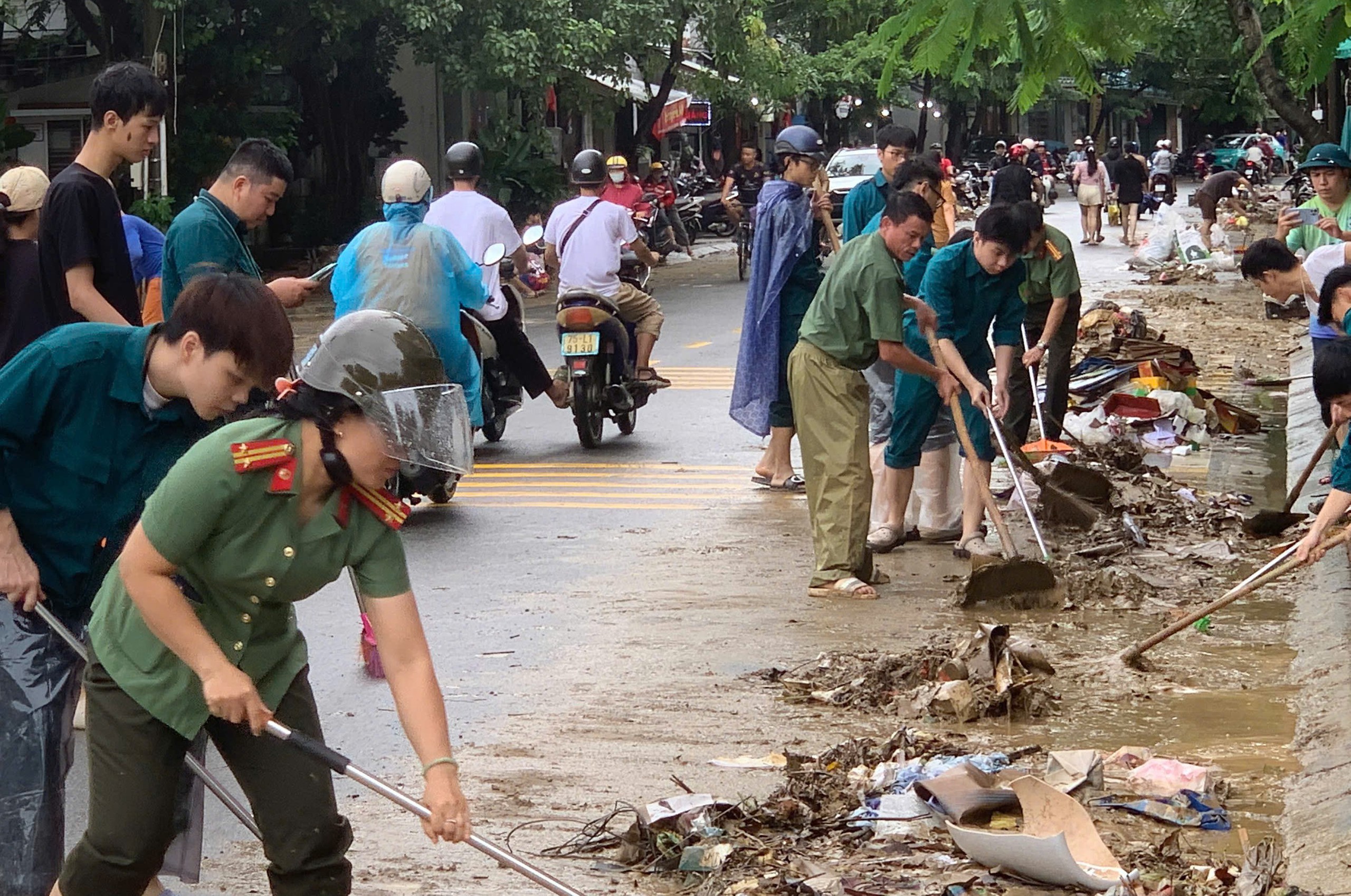Hơn 8.000 người dọn dẹp b&ugrave;n đất, r&aacute;c thải, khắc phục hậu quả trận lũ lịch sử ở Huế- Ảnh 5.