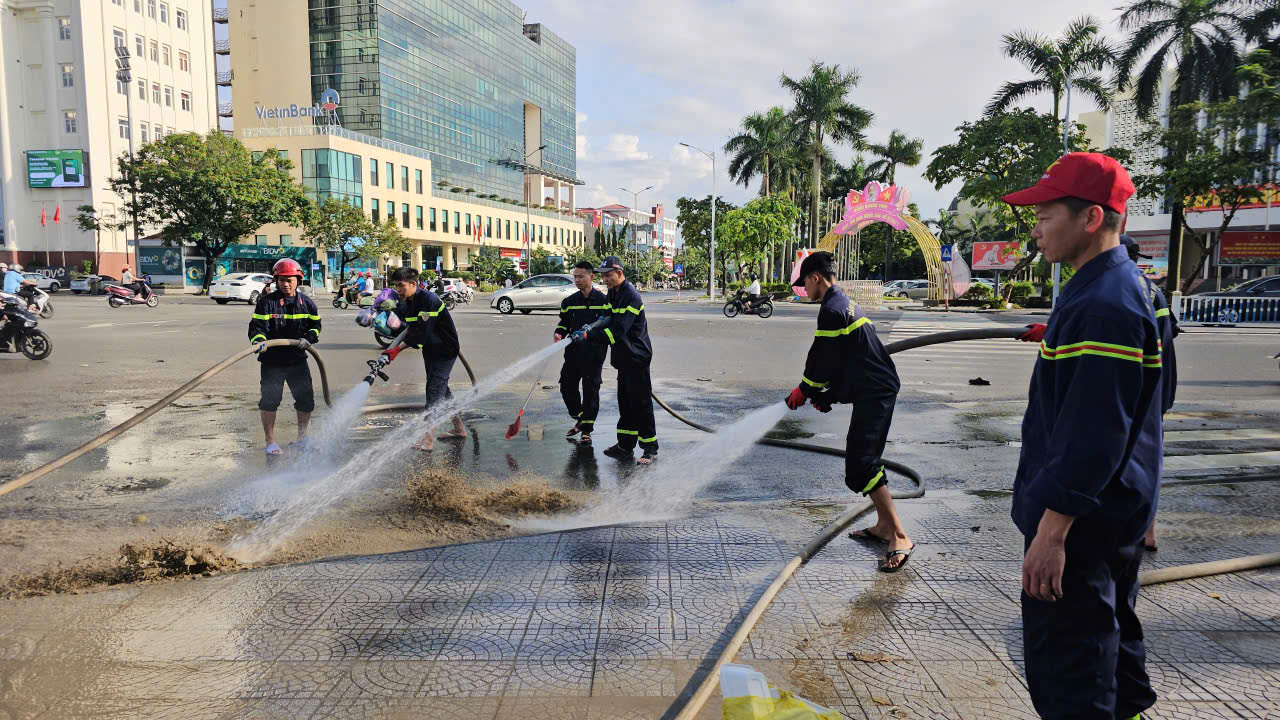 Hơn 8.000 người dọn dẹp b&ugrave;n đất, r&aacute;c thải, khắc phục hậu quả trận lũ lịch sử ở Huế- Ảnh 9.