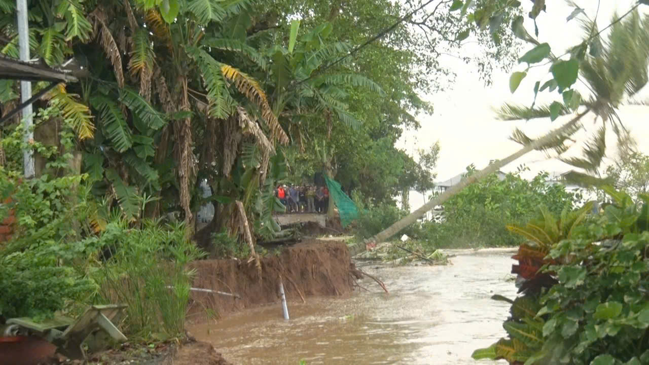 An Giang sạt lở d&agrave;i 150m chia cắt tuyến đường giao th&ocirc;ng n&ocirc;ng th&ocirc;n tại x&atilde; Mỹ H&ograve;a Hưng- Ảnh 2.