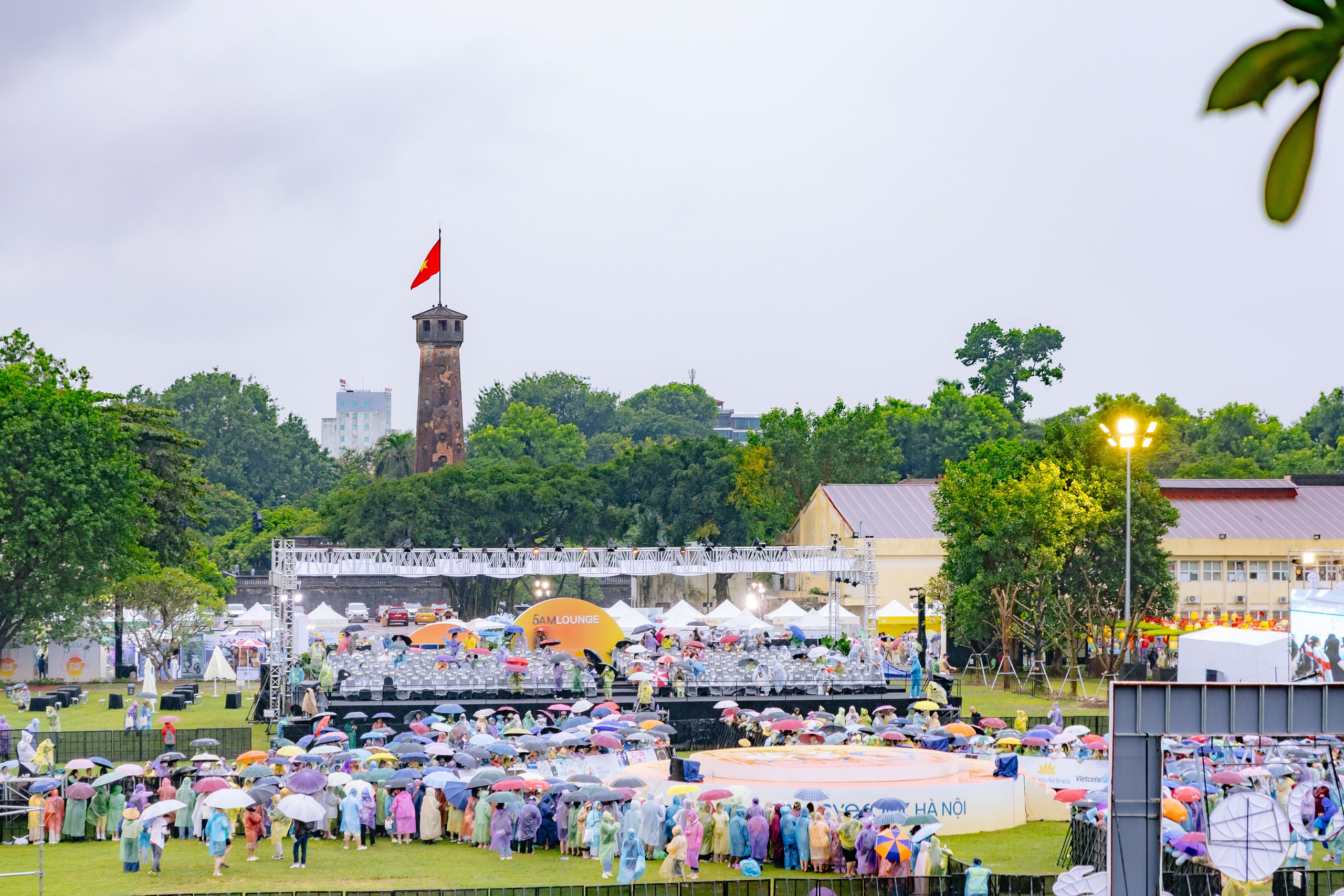H&agrave;ng ngh&igrave;n kh&aacute;n giả đ&oacute;n b&igrave;nh minh c&ugrave;ng 5AM Concert- Ảnh 1.