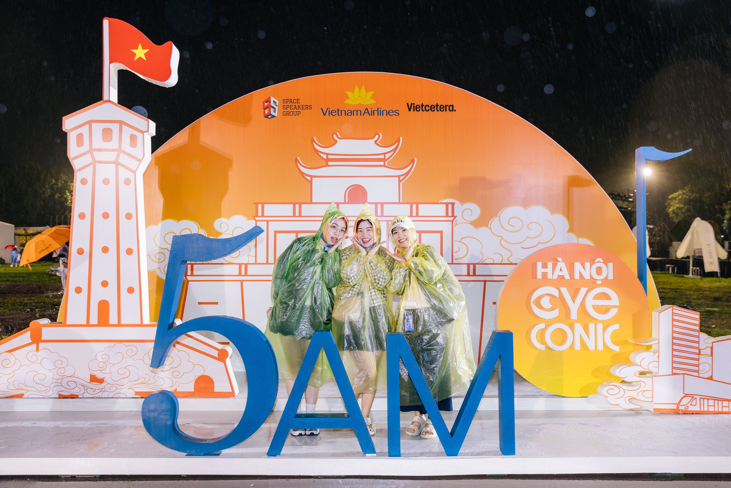 H&agrave;ng ngh&igrave;n kh&aacute;n giả đ&oacute;n b&igrave;nh minh c&ugrave;ng 5AM Concert- Ảnh 2.