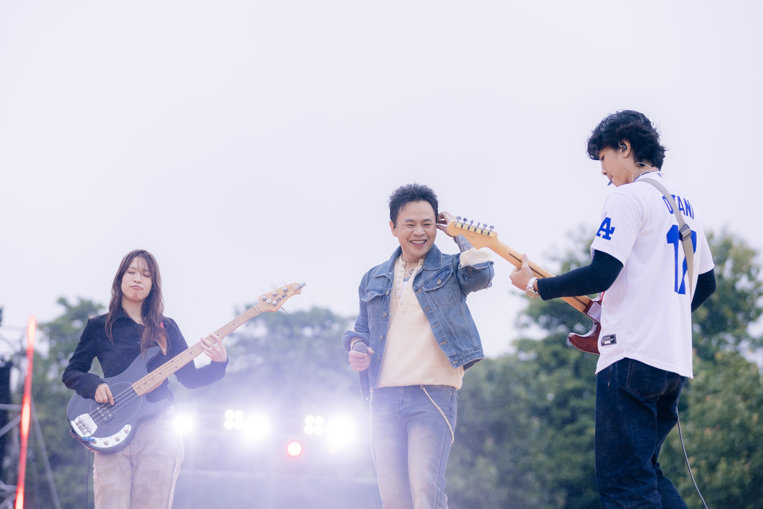 H&agrave;ng ngh&igrave;n kh&aacute;n giả đ&oacute;n b&igrave;nh minh c&ugrave;ng 5AM Concert- Ảnh 3.