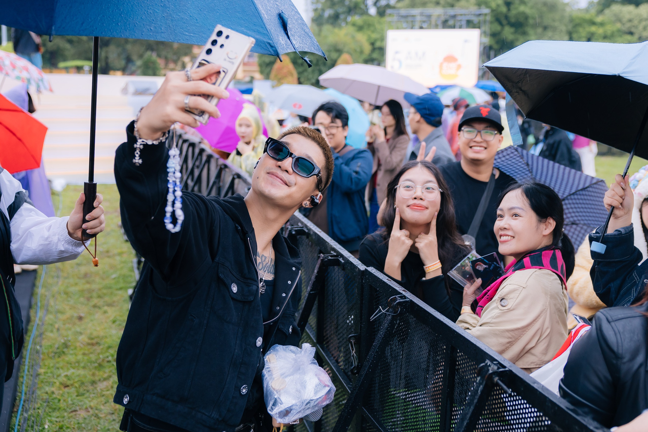 H&agrave;ng ngh&igrave;n kh&aacute;n giả đ&oacute;n b&igrave;nh minh c&ugrave;ng 5AM Concert- Ảnh 8.