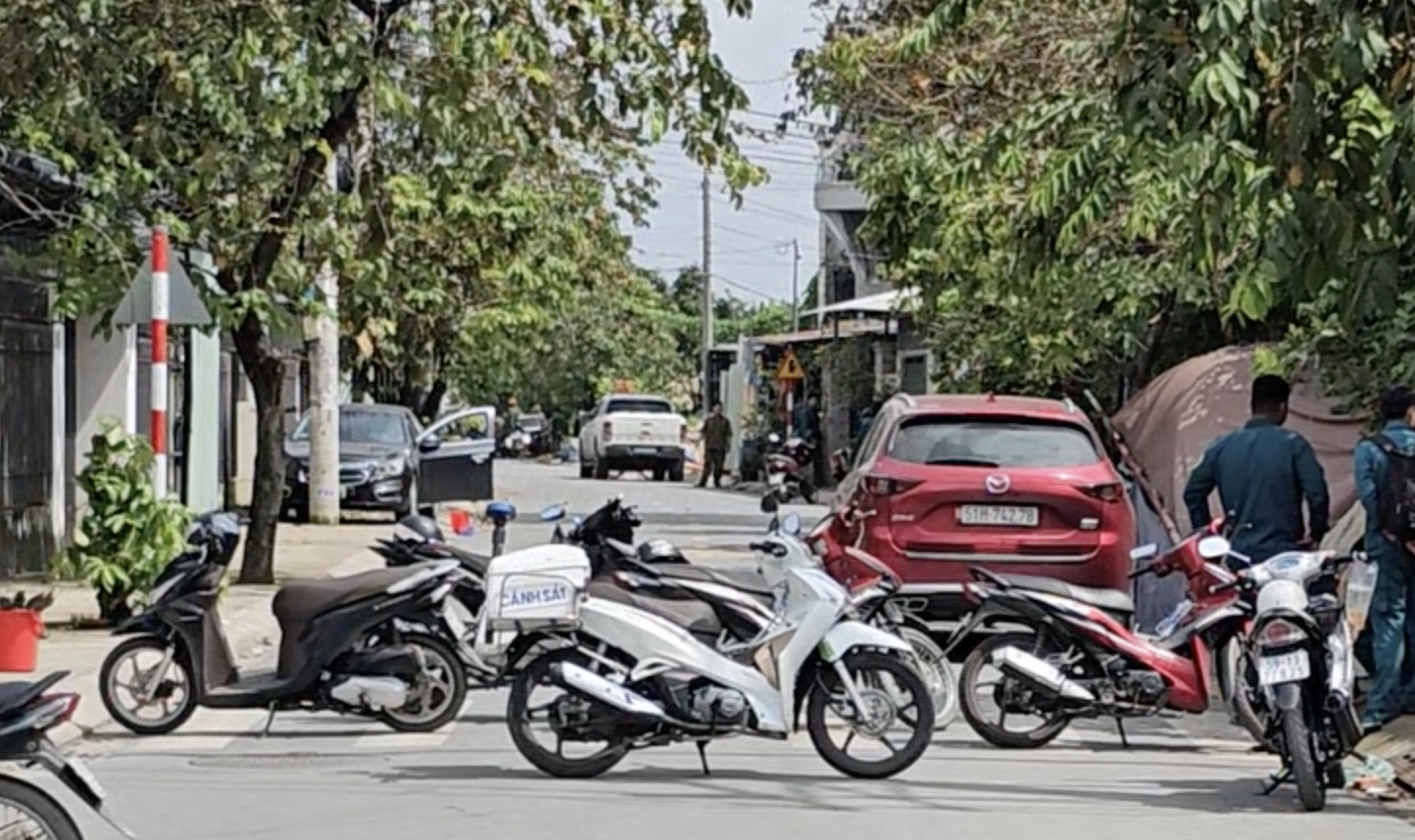 TP.HCM: Ph&aacute;t hiện thi thể c&ocirc; g&aacute;i trong cốp &ocirc; t&ocirc; đậu ven đường- Ảnh 1.