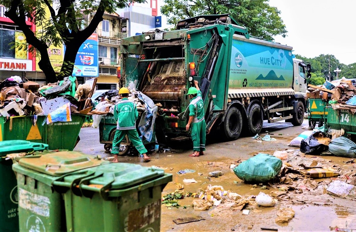 Hơn 8.000 người dọn dẹp b&ugrave;n đất, r&aacute;c thải, khắc phục hậu quả trận lũ lịch sử ở Huế- Ảnh 14.