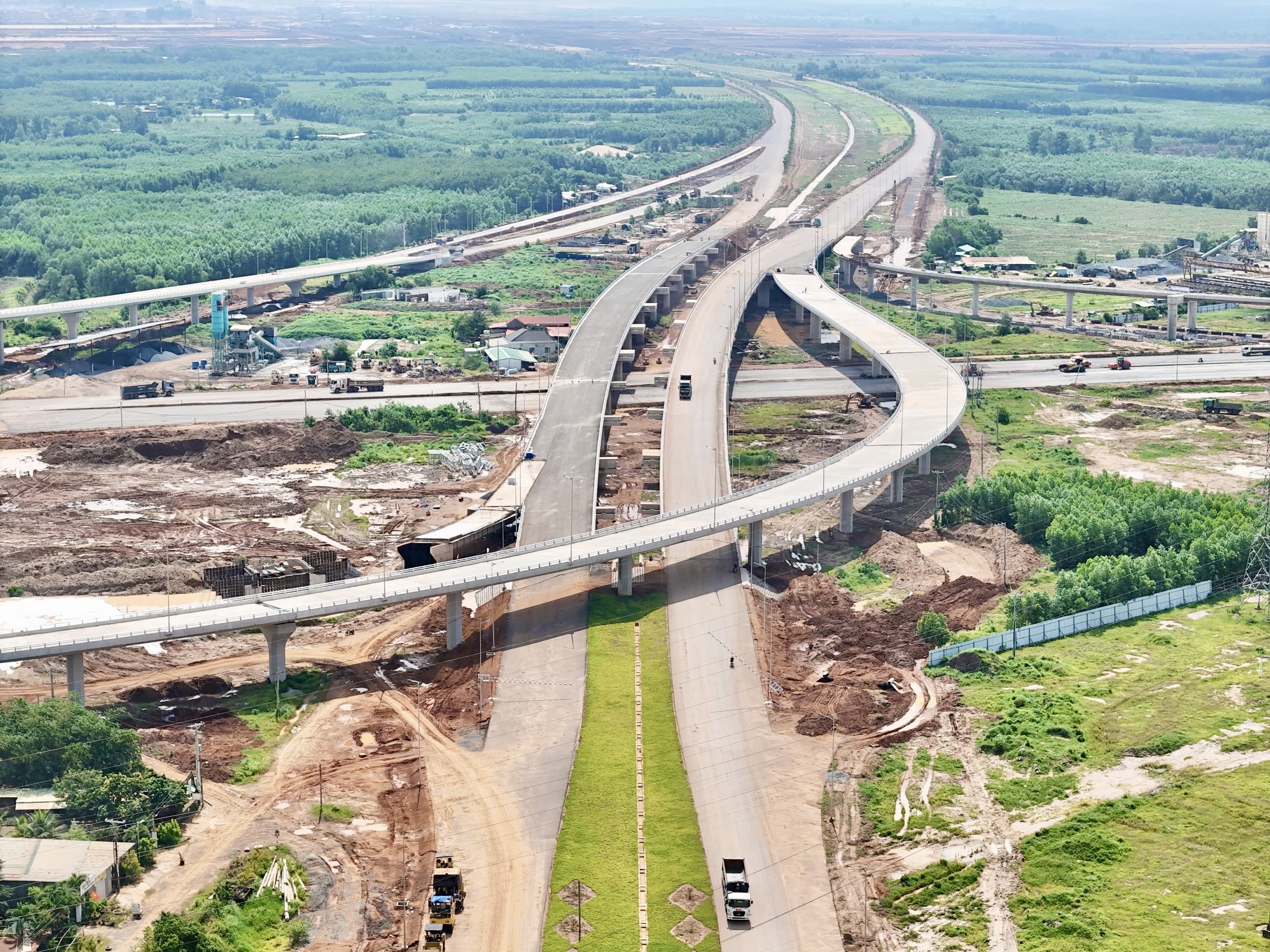 Bộ trưởng Trần Hồng Minh chỉ đạo "thi công sân bay Long Thành đến đâu, sạch đẹp đến đó"- Ảnh 11. Bộ trưởng Trần Hồng Minh chỉ đạo "thi công sân bay Long Thành đến đâu, sạch đẹp đến đó"- Ảnh 11.