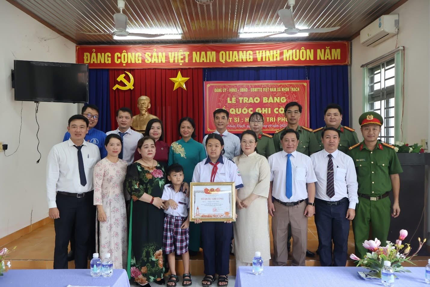 Truy tặng Bằng Tổ quốc ghi c&ocirc;ng cho liệt sĩ Huỳnh Tr&iacute; Ph&uacute;c hy sinh khi trấn &aacute;p tội phạm- Ảnh 1.