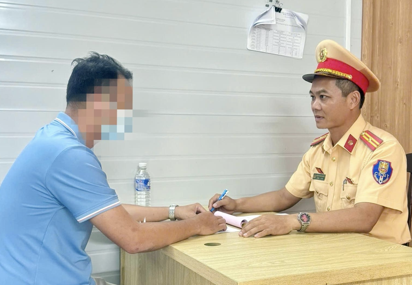 Xử phạt t&agrave;i xế xe kh&aacute;ch vừa l&aacute;i xe vừa sử dụng điện thoại ở Đồng Nai- Ảnh 1.