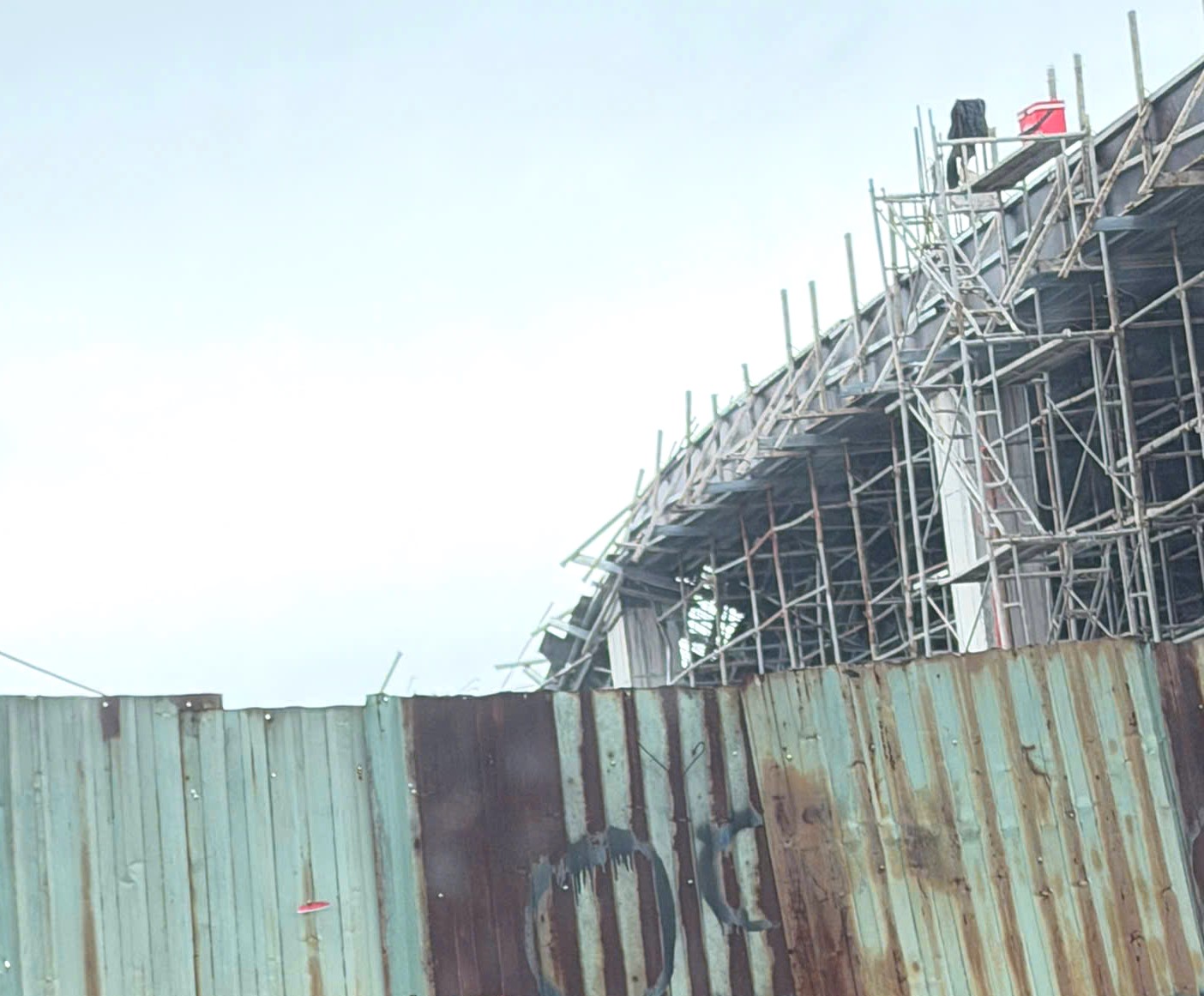 Sập gi&agrave;n gi&aacute;o tại Hải Ph&ograve;ng, 2 người chết, 1 người bị thương- Ảnh 1.