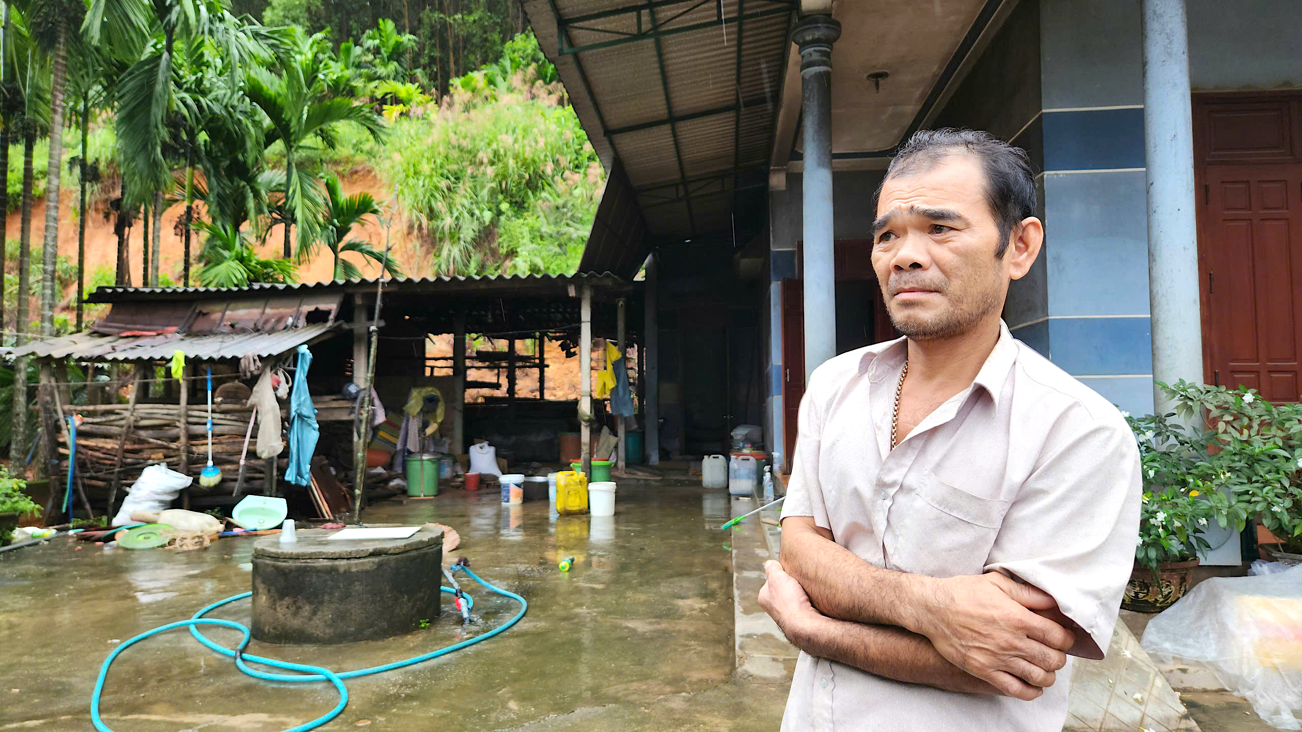 Quả đồi sạt lở "tấn c&ocirc;ng" nh&agrave; d&acirc;n, uy hiếp an to&agrave;n quốc lộ qua Quảng Ng&atilde;i- Ảnh 10.