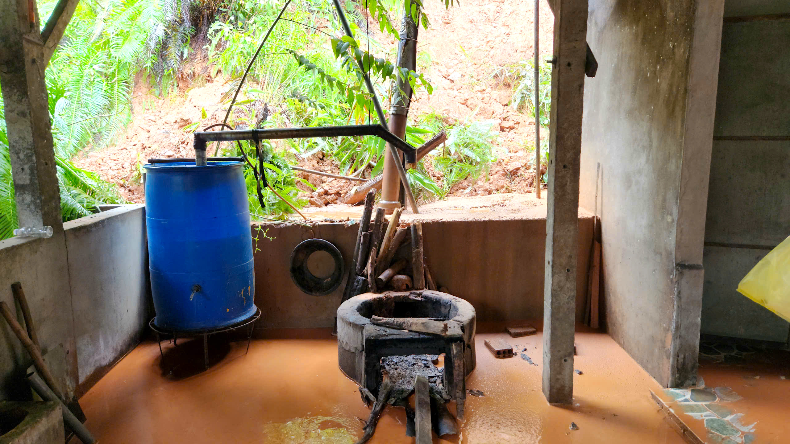 Quả đồi sạt lở "tấn c&ocirc;ng" nh&agrave; d&acirc;n, uy hiếp an to&agrave;n quốc lộ qua Quảng Ng&atilde;i- Ảnh 9.