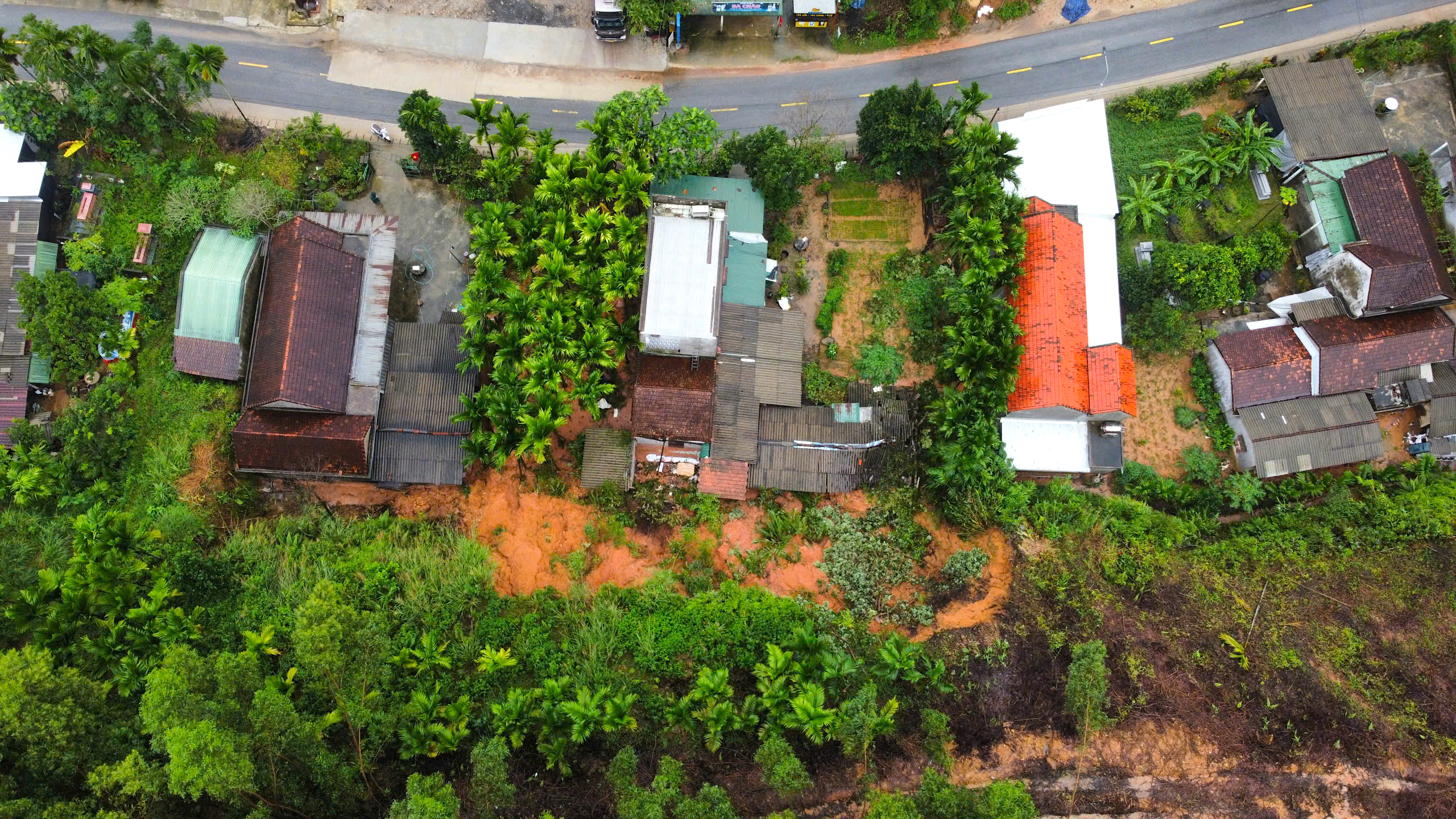 Quả đồi sạt lở "tấn c&ocirc;ng" nh&agrave; d&acirc;n, uy hiếp an to&agrave;n quốc lộ qua Quảng Ng&atilde;i- Ảnh 11.