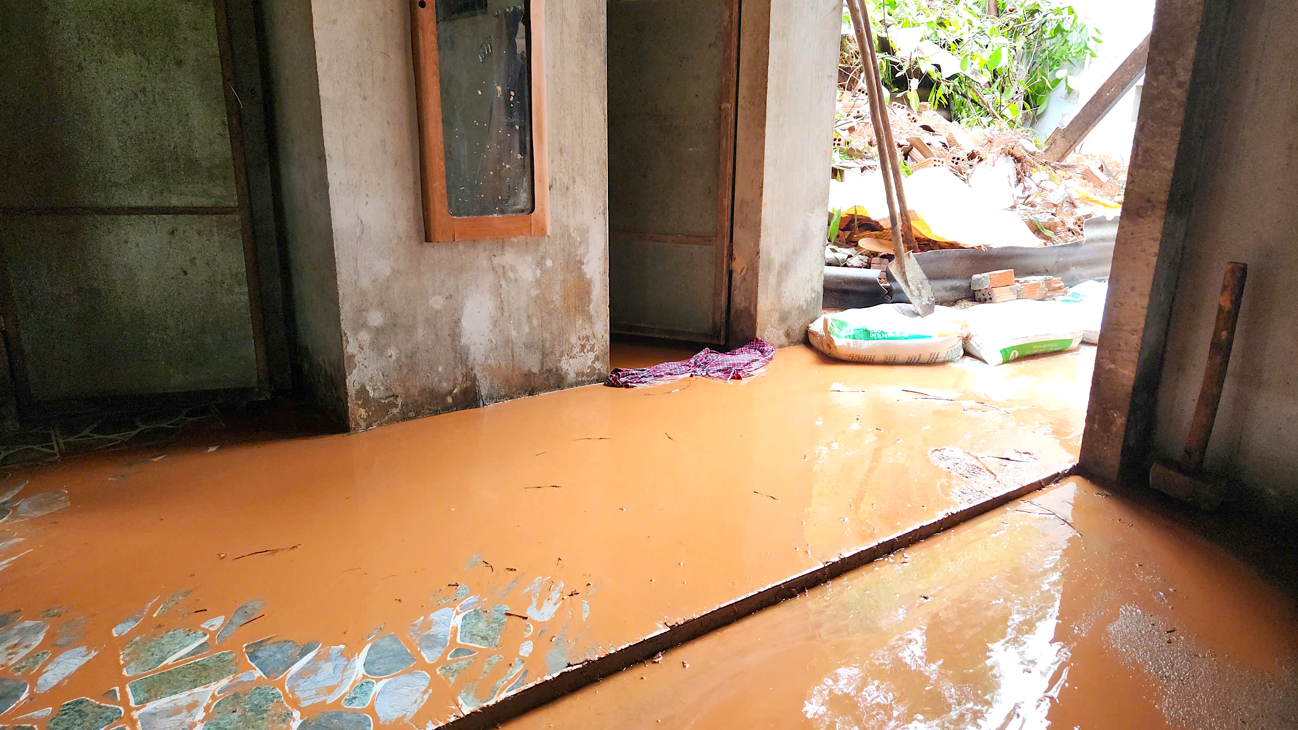 Quả đồi sạt lở "tấn c&ocirc;ng" nh&agrave; d&acirc;n, uy hiếp an to&agrave;n quốc lộ qua Quảng Ng&atilde;i- Ảnh 8.